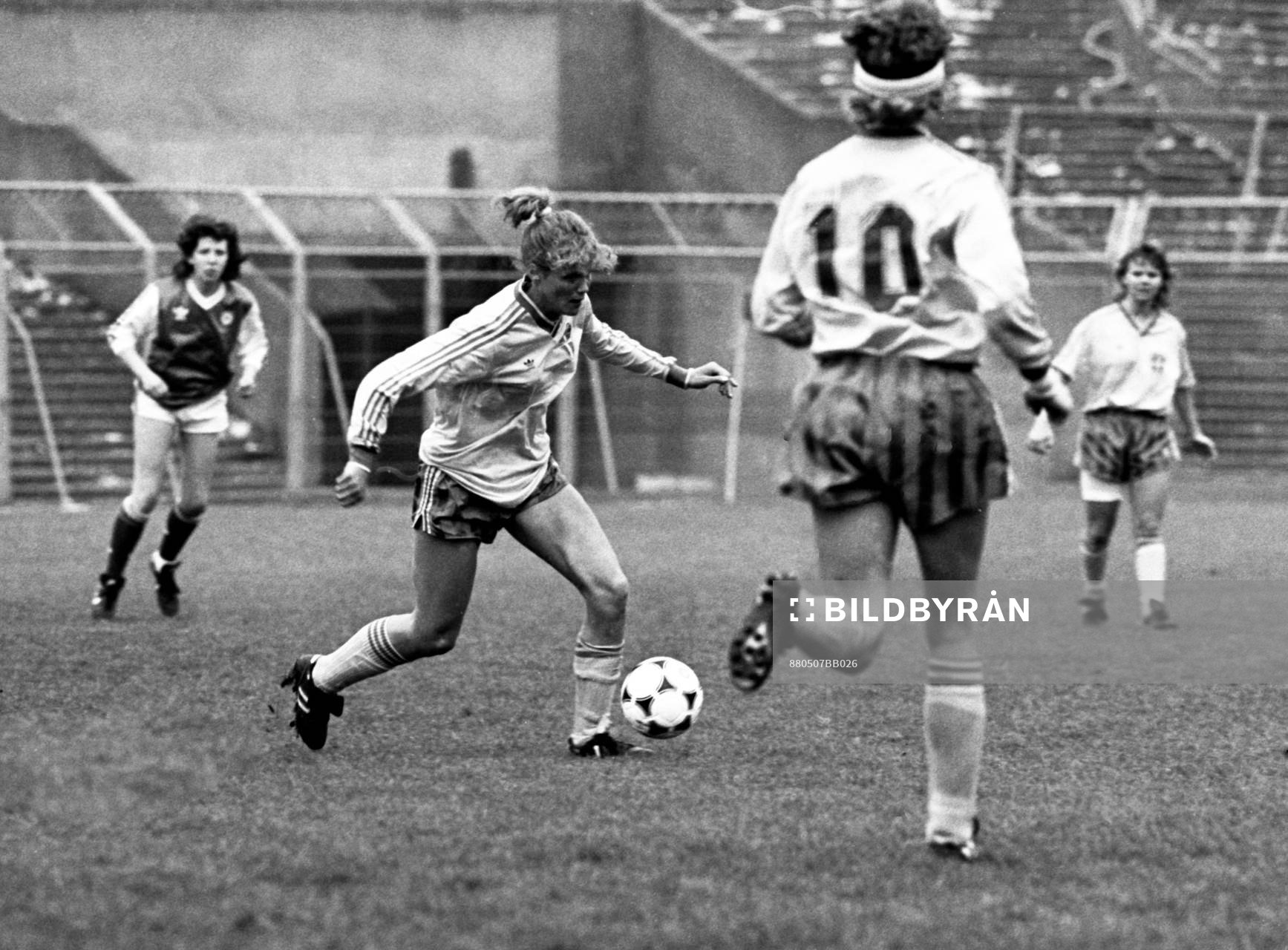  Anneli Gustavsson med bollen.