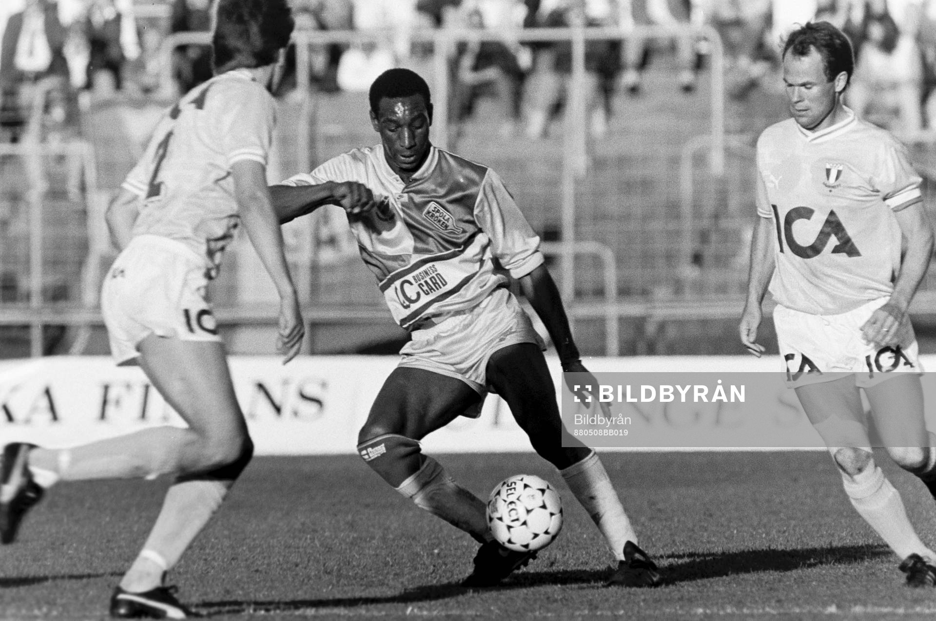 Steve Galloway, Djurgården med bollen uppvaktas av Roger