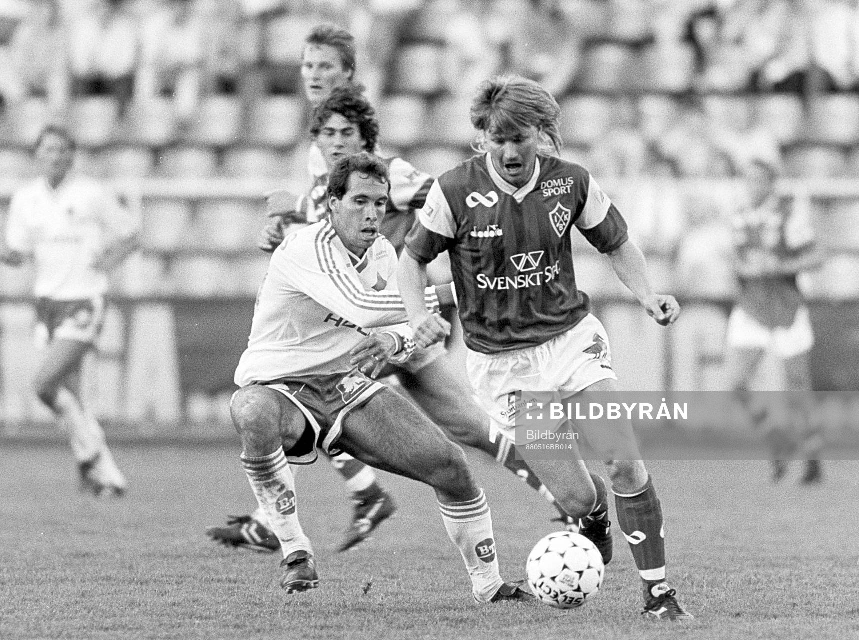 Fotboll, Allsvenskan, IFK Norrköping - Brage, 3-0: Patrick Englund, Brage med bollen utmanas av norrköpings Mats Almgren.
