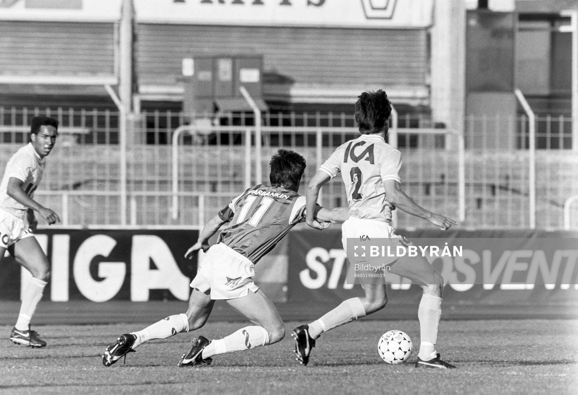 Fotboll, Allsvenskan, Malmö FF - Brage, 2-0: Johan Hällman, Brage och Per Ågren, Malmö i kamp om bollen.