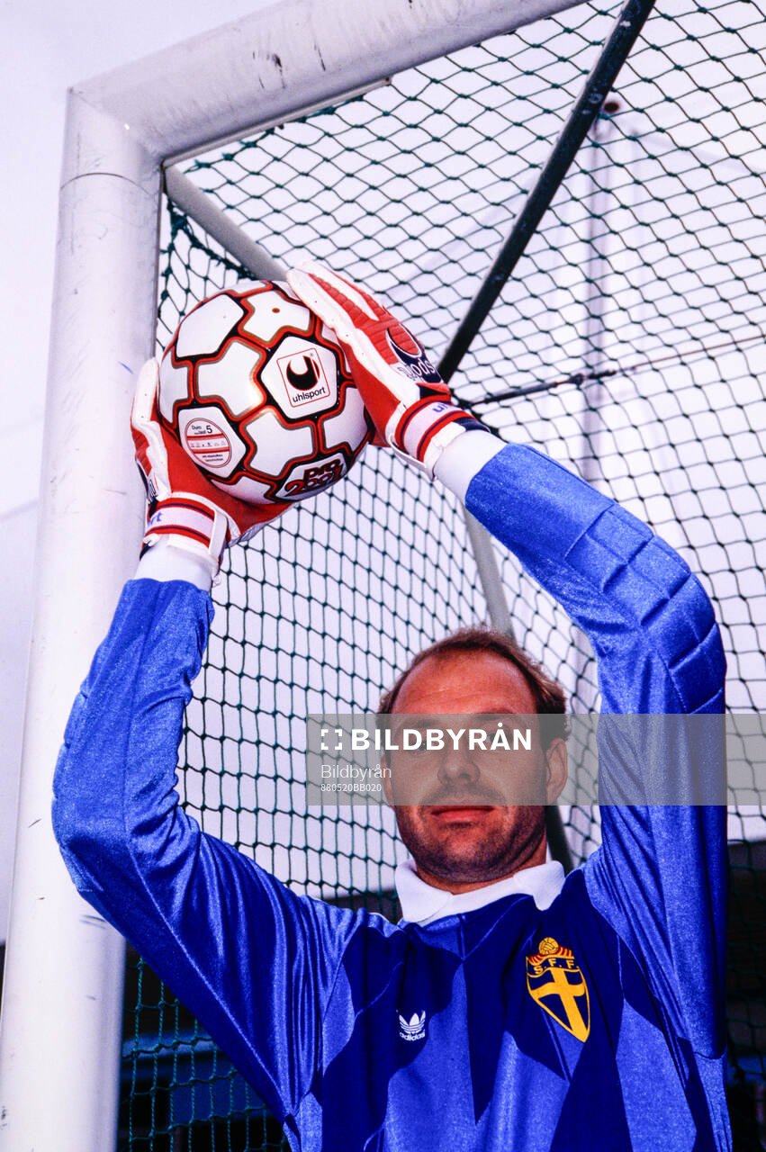 Thomas Ravelli. Football, Sweden National Team 1988: