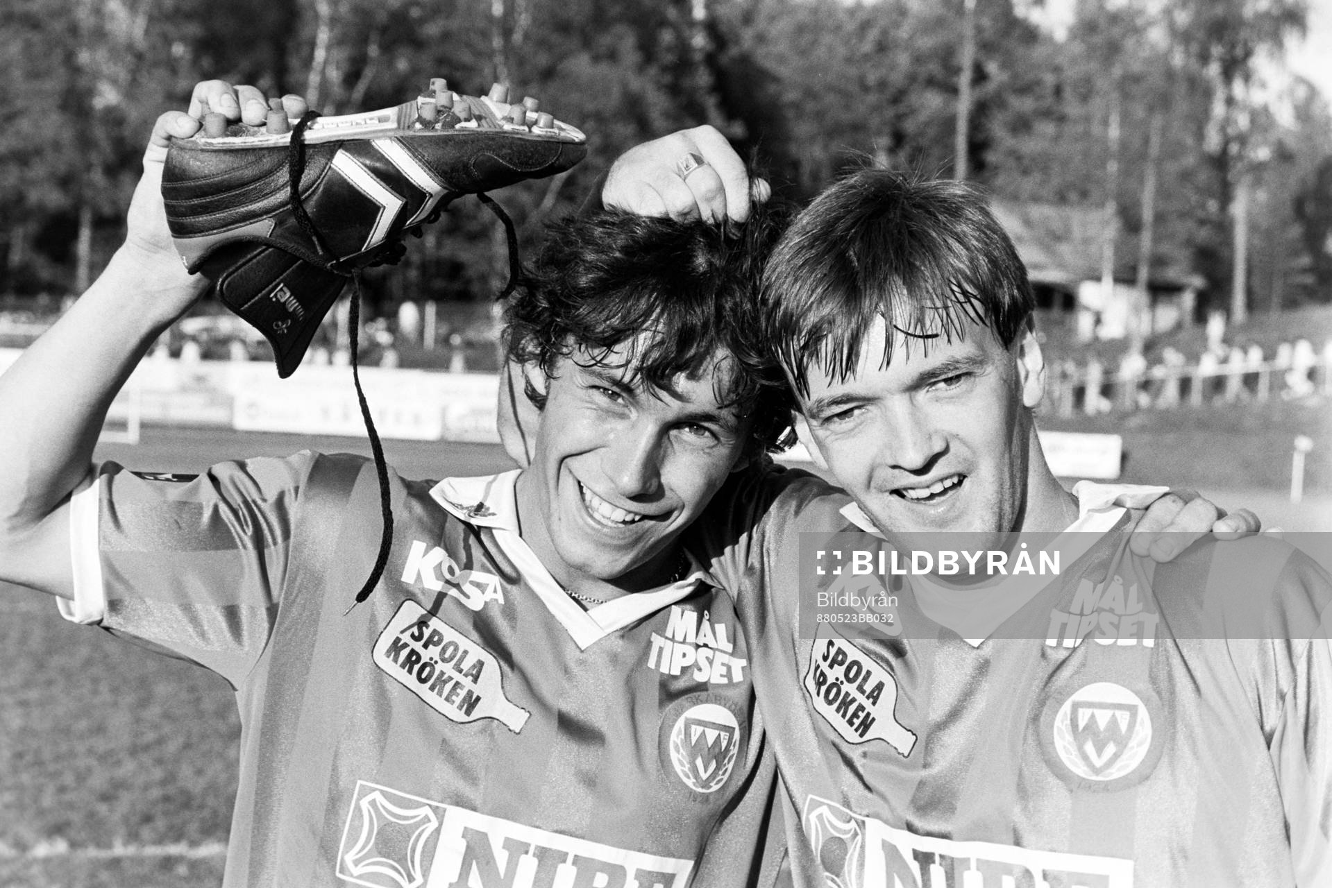 Fotboll, Div 1 södra, Markaryd - Elfsborg, 4-1: Markaryds målskyttar Mikael Broman tre mål och Jim Tolmie ett mål jublar efter matchen.