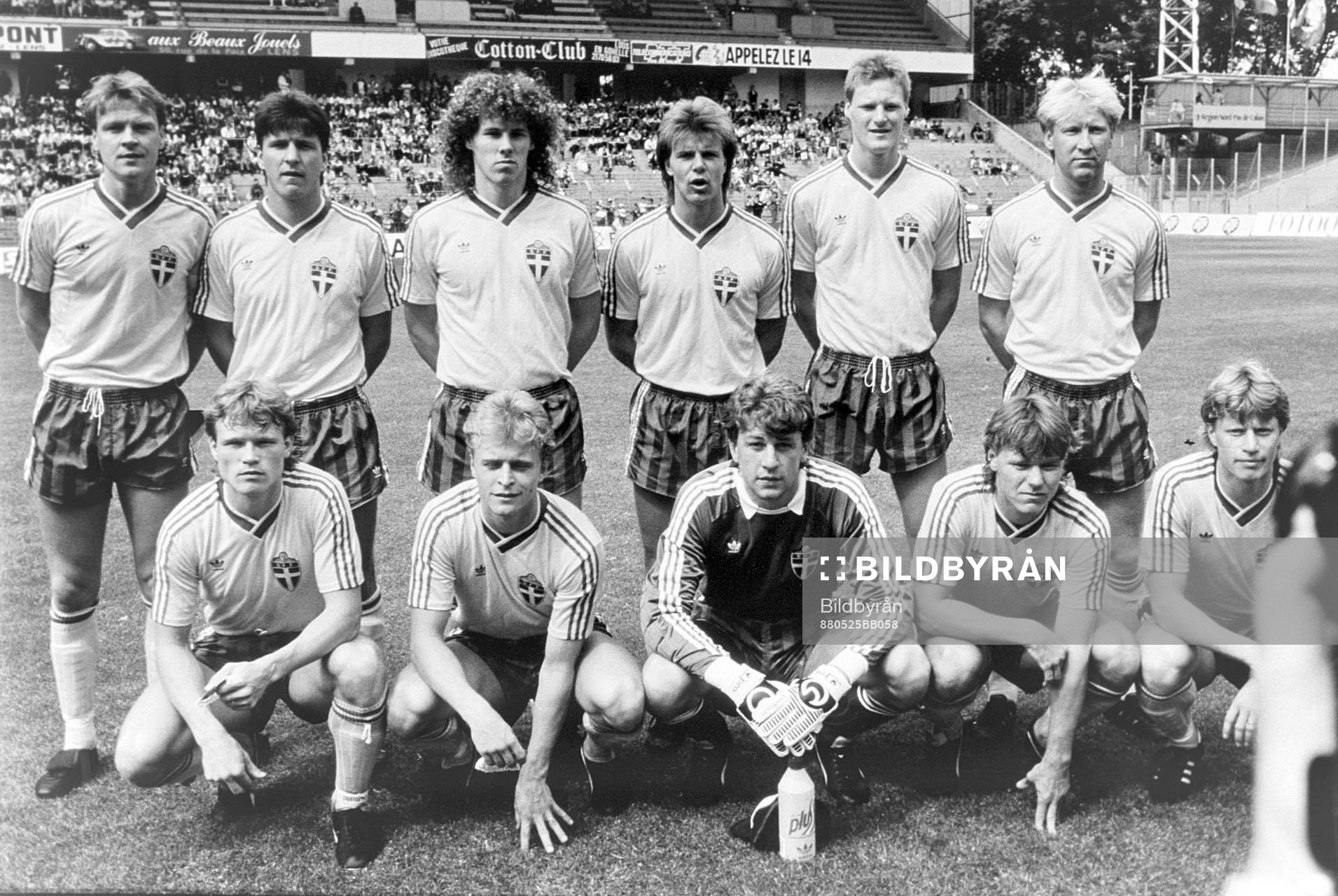 Fotboll, OS-kval, Frankrike - Sverige, 1-2: Den svenska startelvan bakre raden fr. v Göran Arnberg, Sulo Vaattovaara, Hans Eskilsson, Roland Nilsson, Peter Lönn och Michael Andersson. Främre raden fr. v Leif Engqvist, Jonas Thern, Sven Andersson, målvakt, Joakim Nilsson och Stefan Pettersson.