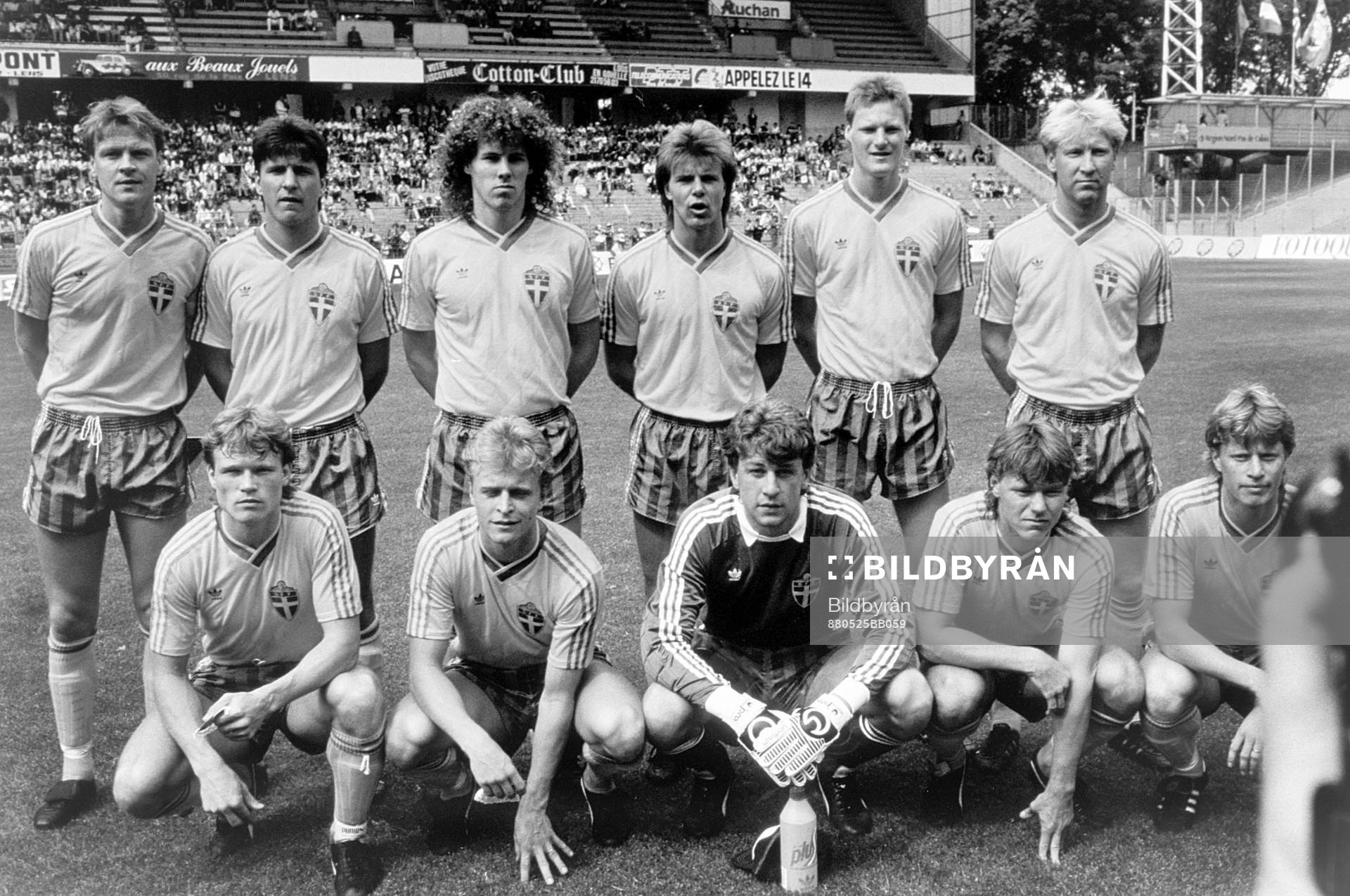 Den svenska startelvan bakre raden fr. v Göran Arnberg,