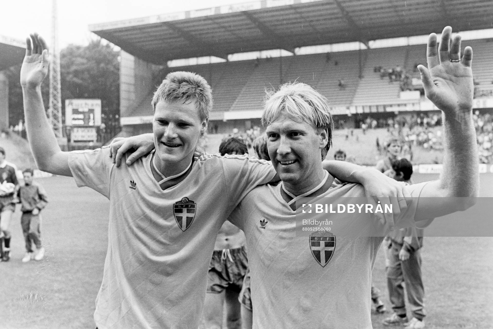 Sveriges målskyttar Peter Lönn och Michael Andersson