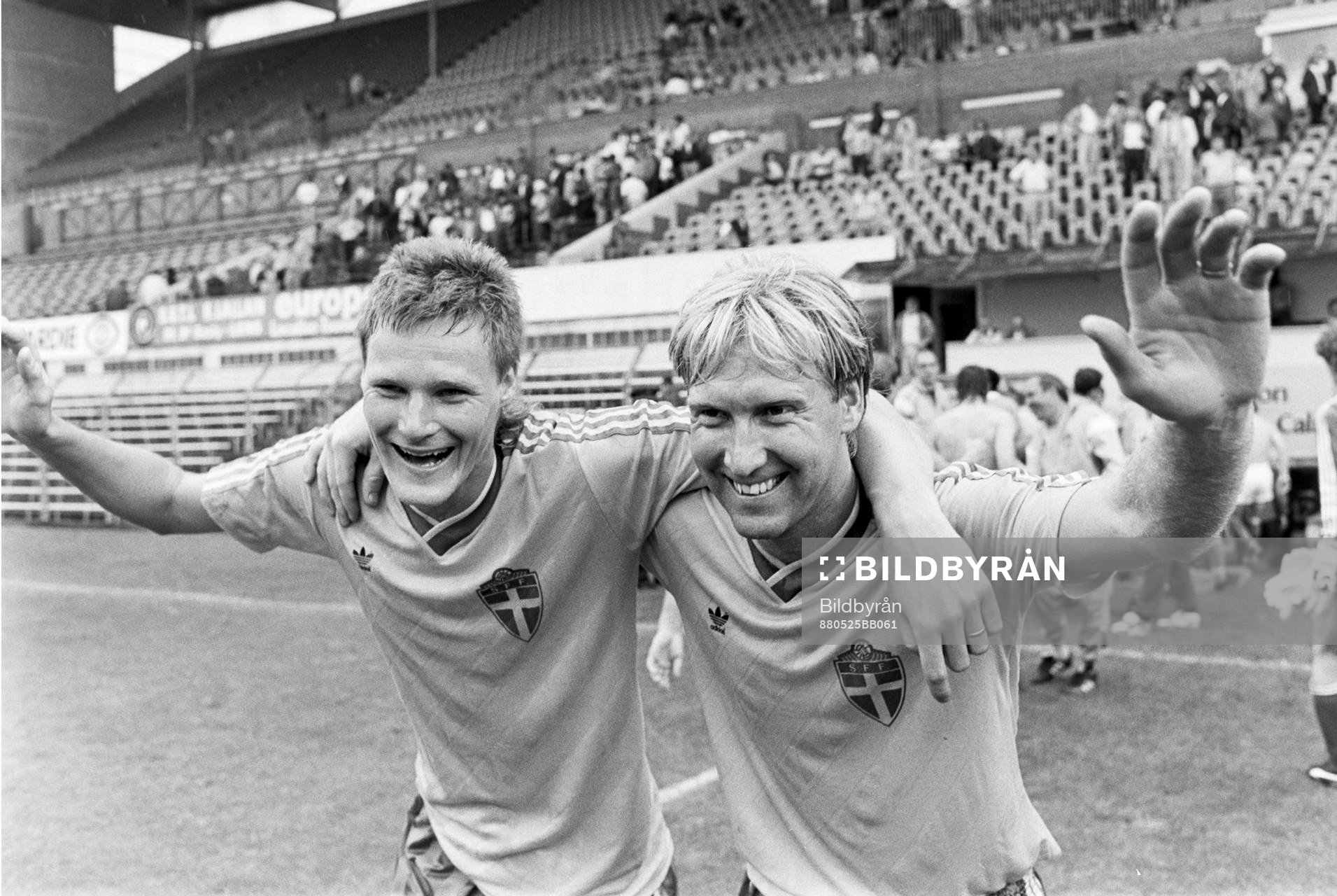 Sveriges målskyttar Peter Lönn och Michael Andersson