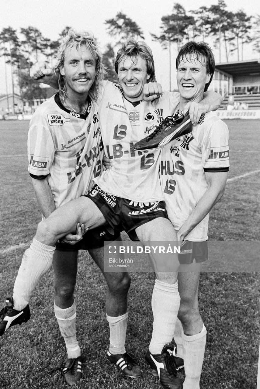 Fotboll, Div 1 södra, Mjällby - Karlskrona, 4-0: Mjällbys målskyttar jublar efter matchen. Från vänster Hans Larsson, Flemming Pehrson och Per Harrysson två mål.