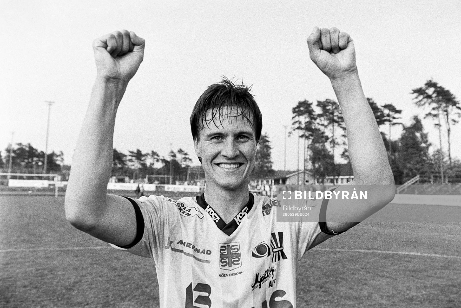 Fotboll, Div 1 södra, Mjällby - Karlskrona, 4-0: Mjällbys tvåmålsskytt Per Harrysson jublar efter matchen.