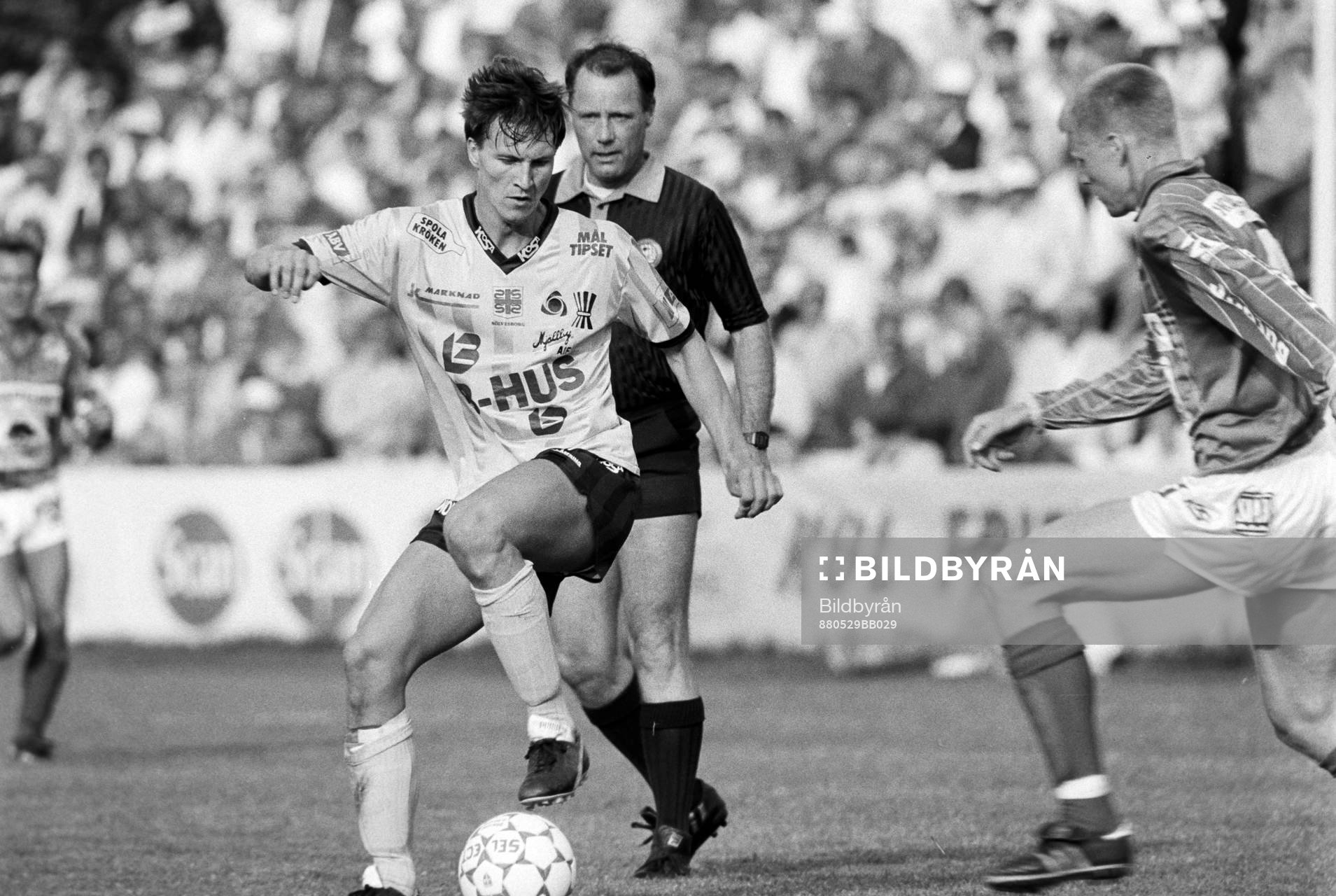 Per Harrysson, Mjällby med bollen utmanas av karlskronas