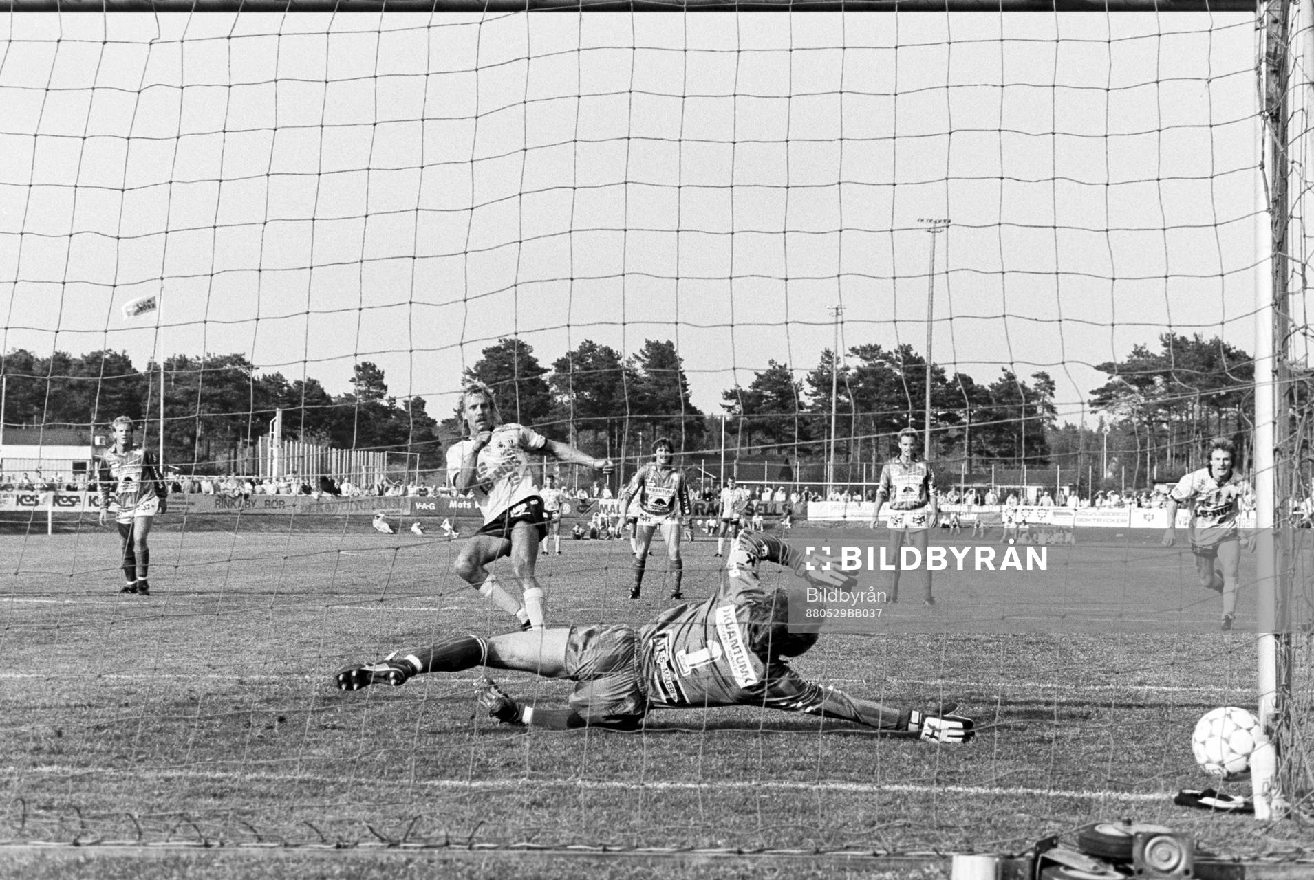 Fotboll, Div 1 södra, Mjällby - Karlskrona, 4-0: Hans Larsson, Mjällby gör 1-0 på straff på Glenn Sevestedt, målvakt i Karlskrona.
