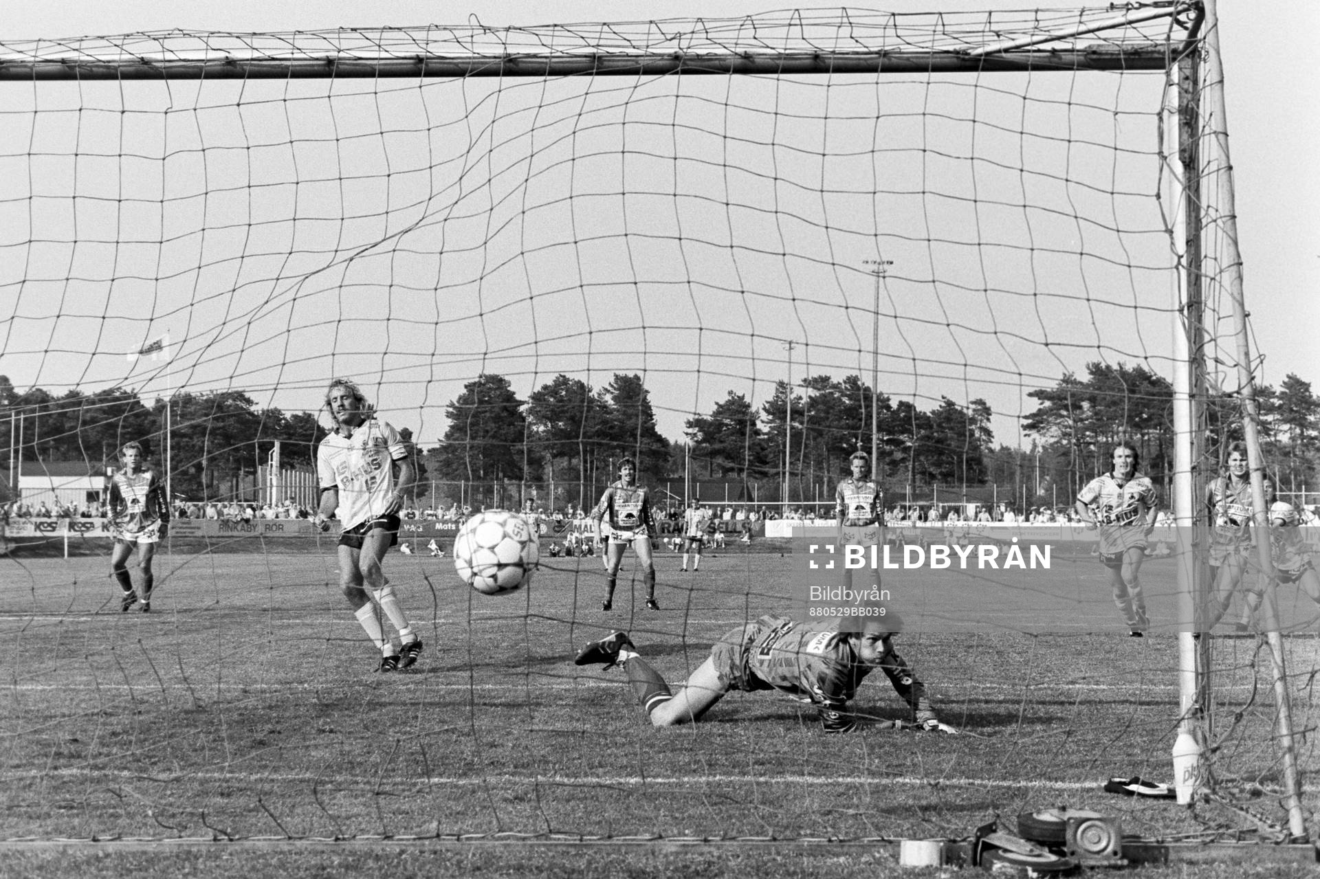 Fotboll, Div 1 södra, Mjällby - Karlskrona, 4-0: Hans Larsson, Mjällby gör 1-0 på straff på Glenn Sevestedt, målvakt i Karlskrona.