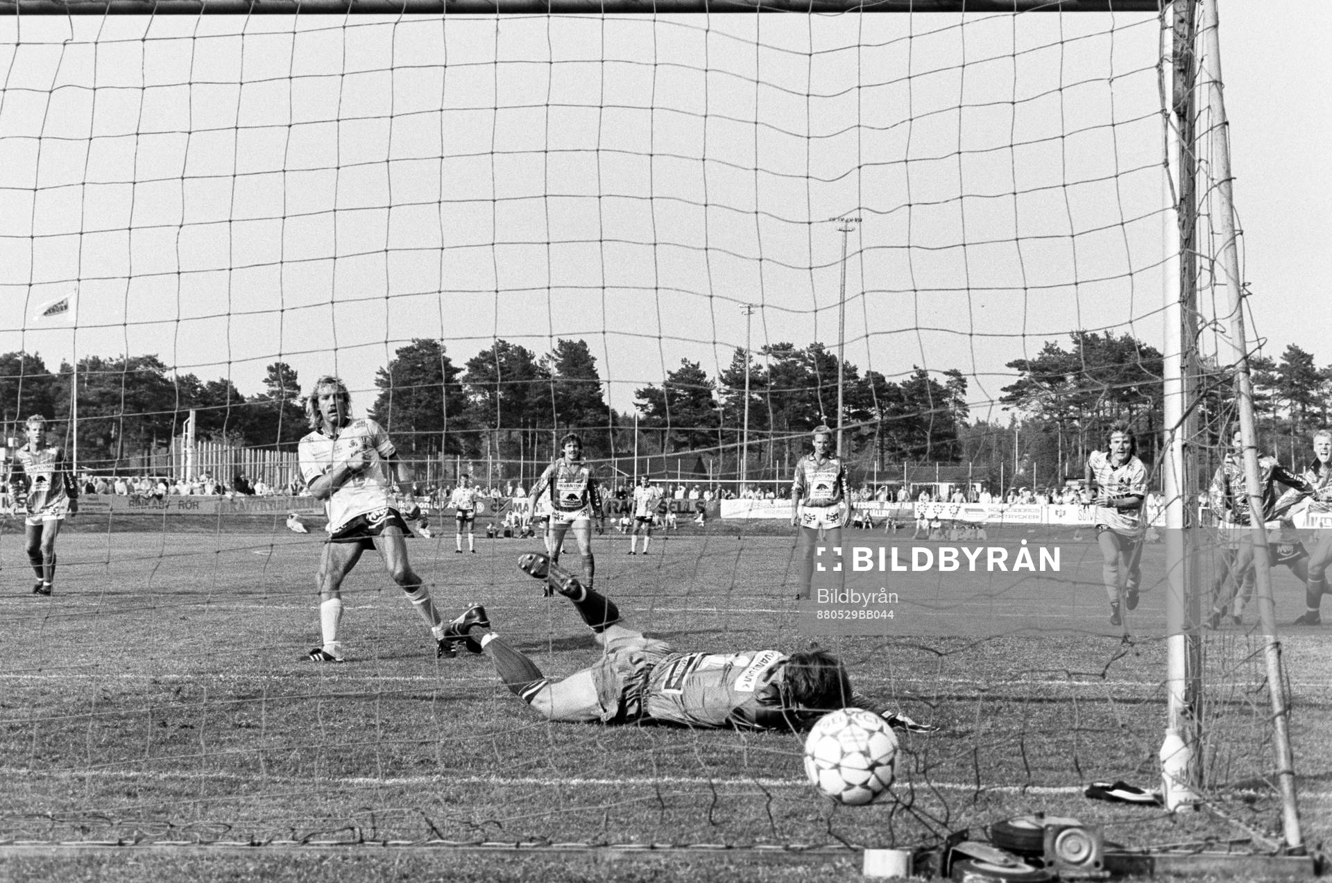 Fotboll, Div 1 södra, Mjällby - Karlskrona, 4-0: Hans Larsson, Mjällby gör 1-0 på straff på Glenn Sevestedt, målvakt i Karlskrona.