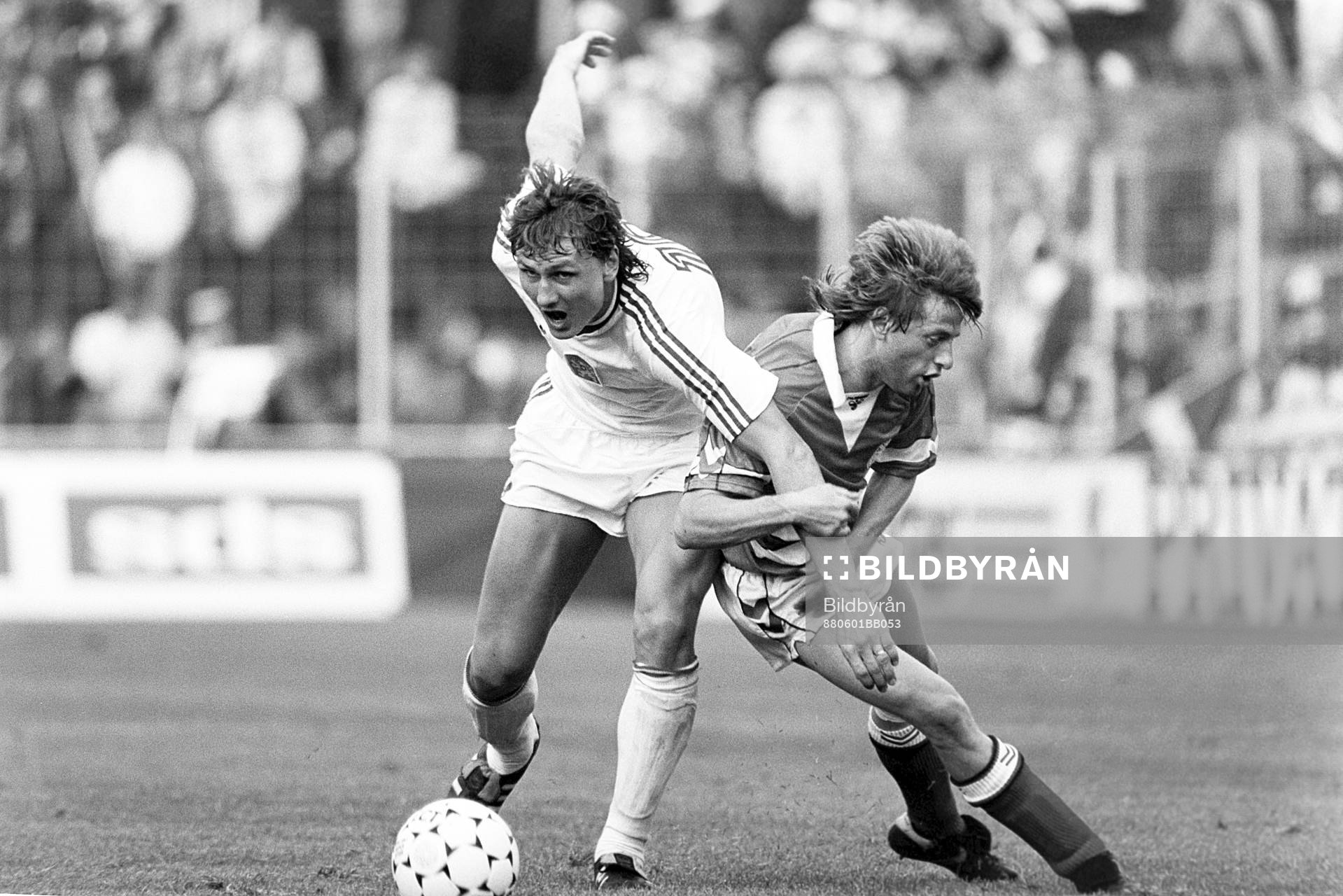 Jesper Olsen, Danmark i kamp om bollen