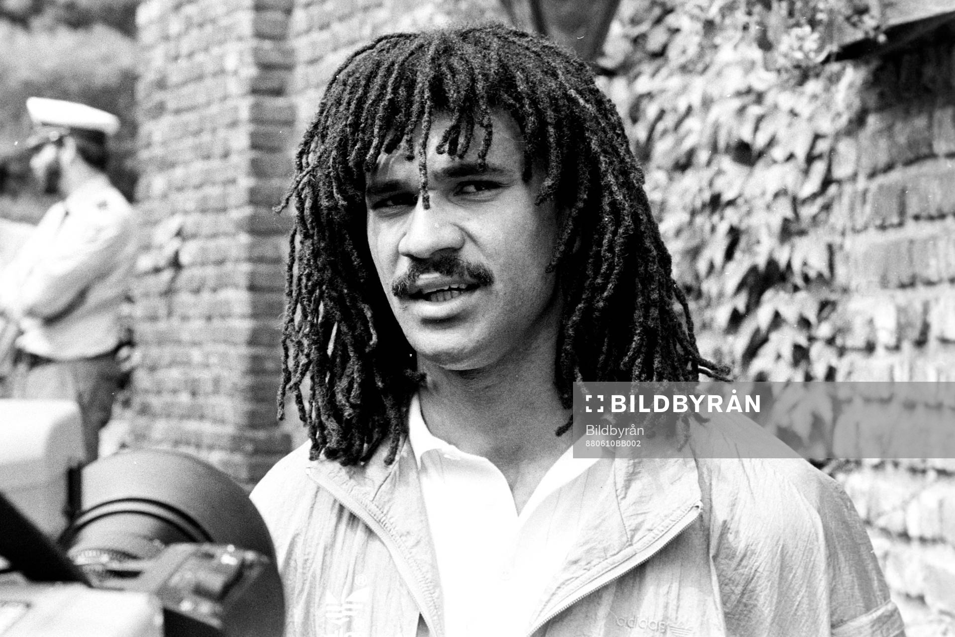 Fotboll, EM, Holland, Förhands: Ruud Gullit på stan.