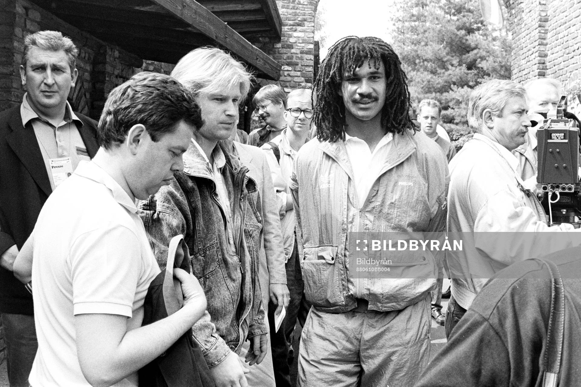 Fotboll, EM, Holland, Förhands: Ruud Gullit på stan.