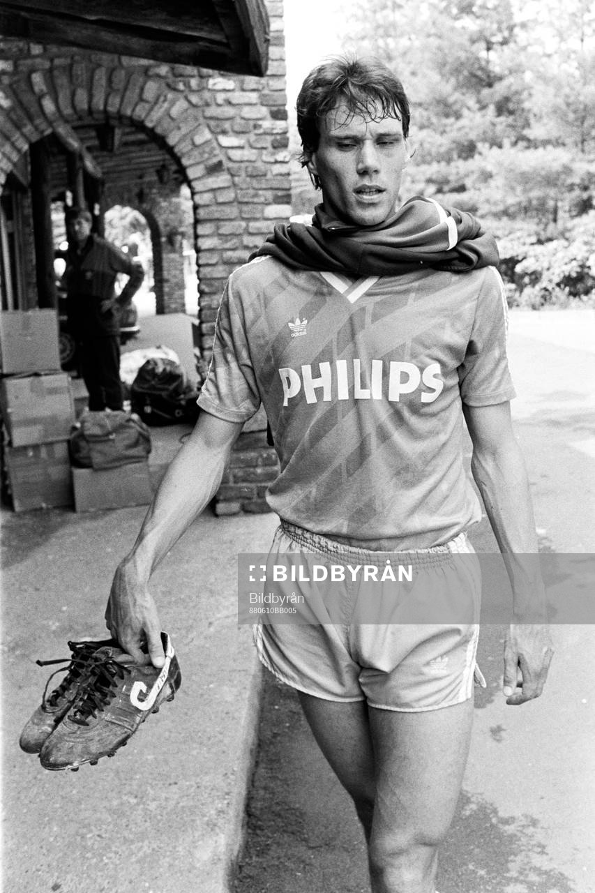 Fotboll, EM, Holland, Förhands: Marco van Basten på stan.