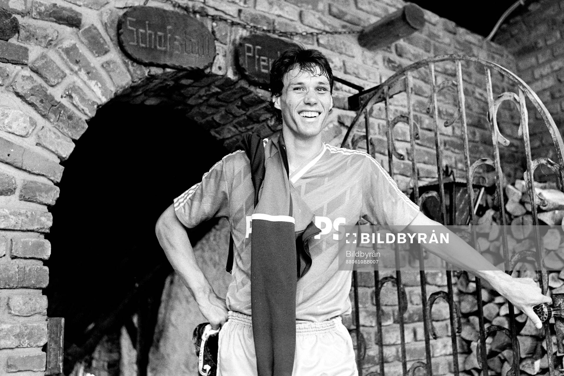 Fotboll, EM, Holland, Förhands: Marco van Basten på stan.