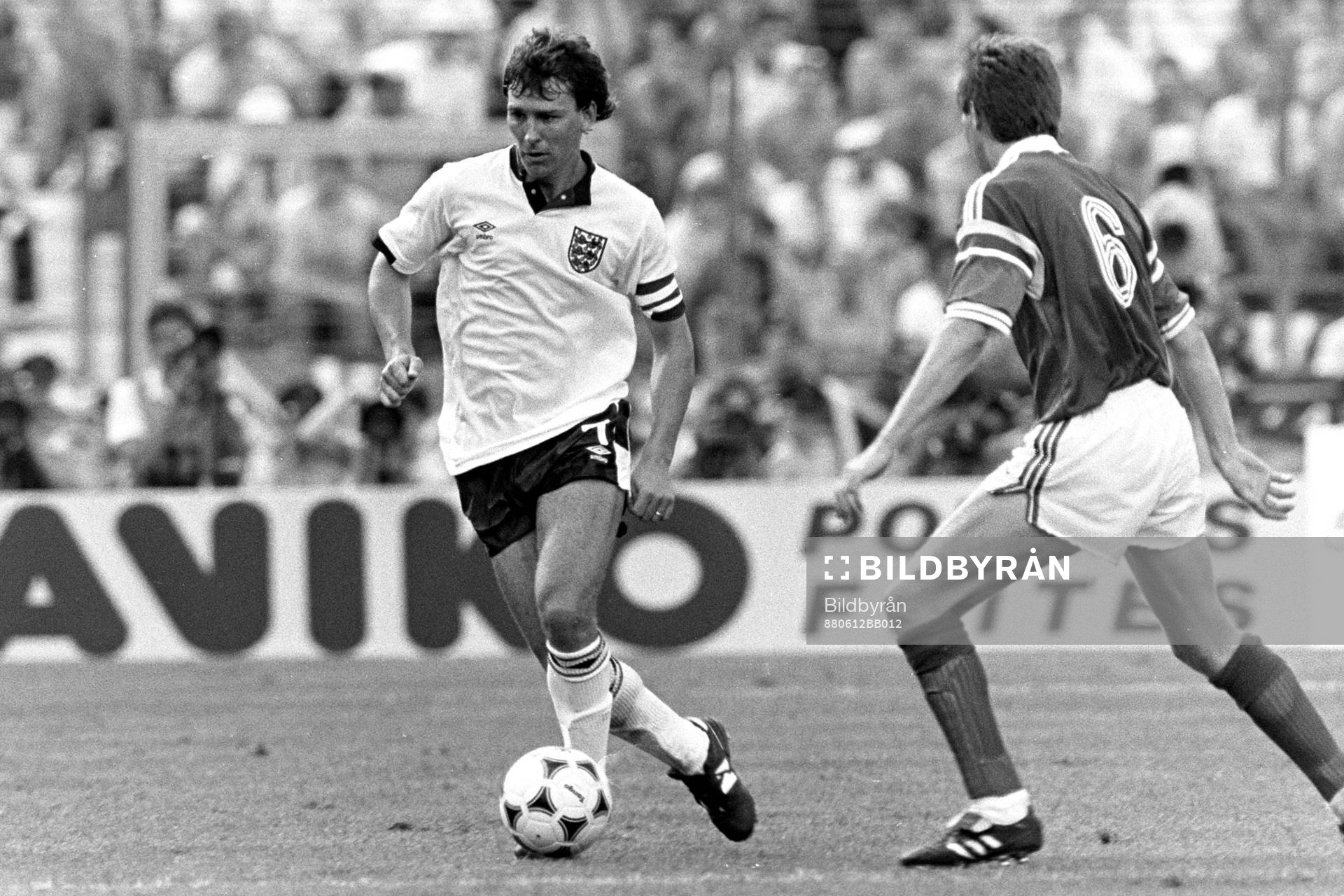 Fotboll, EM, England - Irland, 0-1: Bryan Robson, England med bollen och irlands Ronnie Whelan.