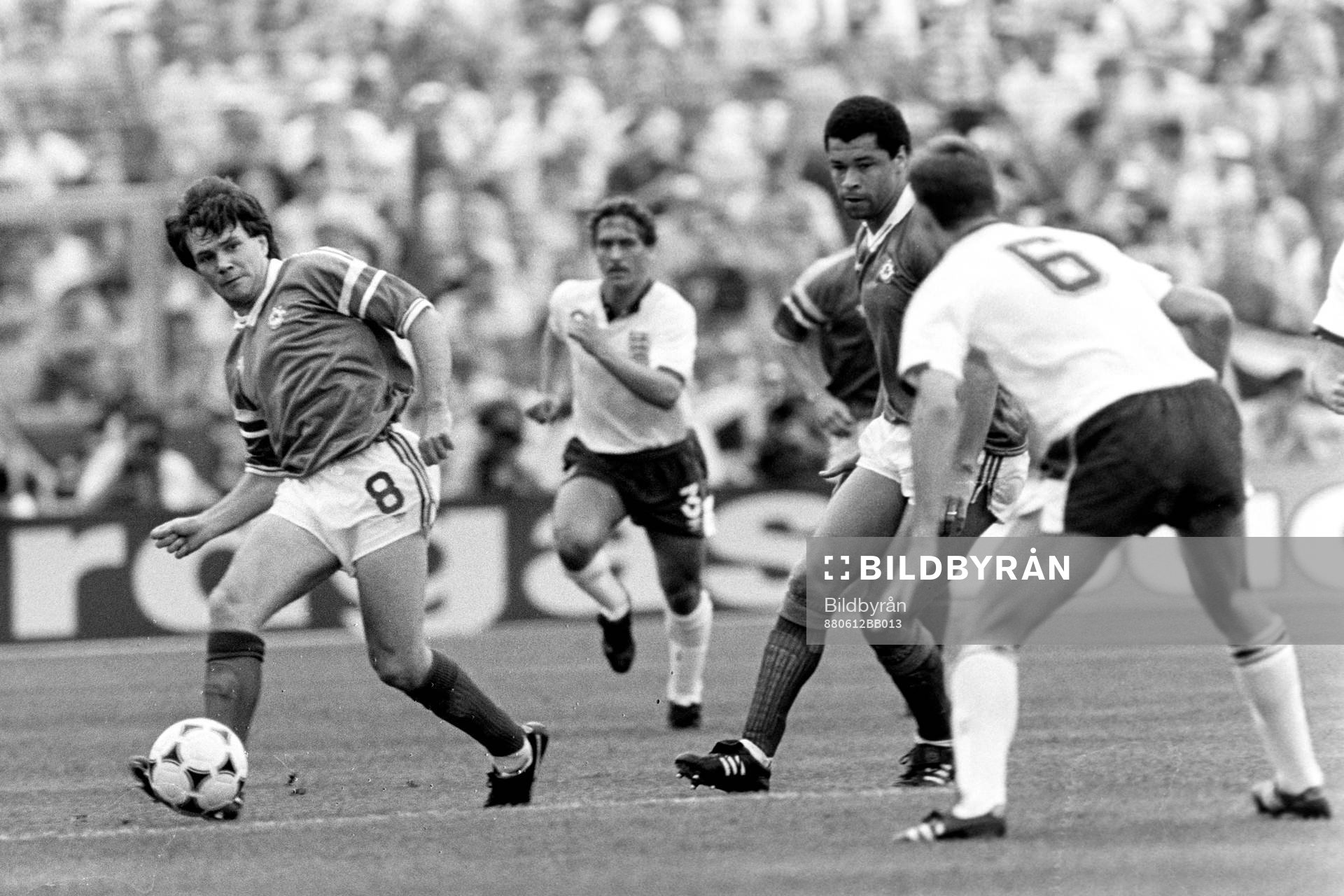 Fotboll, EM, England - Irland, 0-1: Ray Houghton, Irland med bollen.