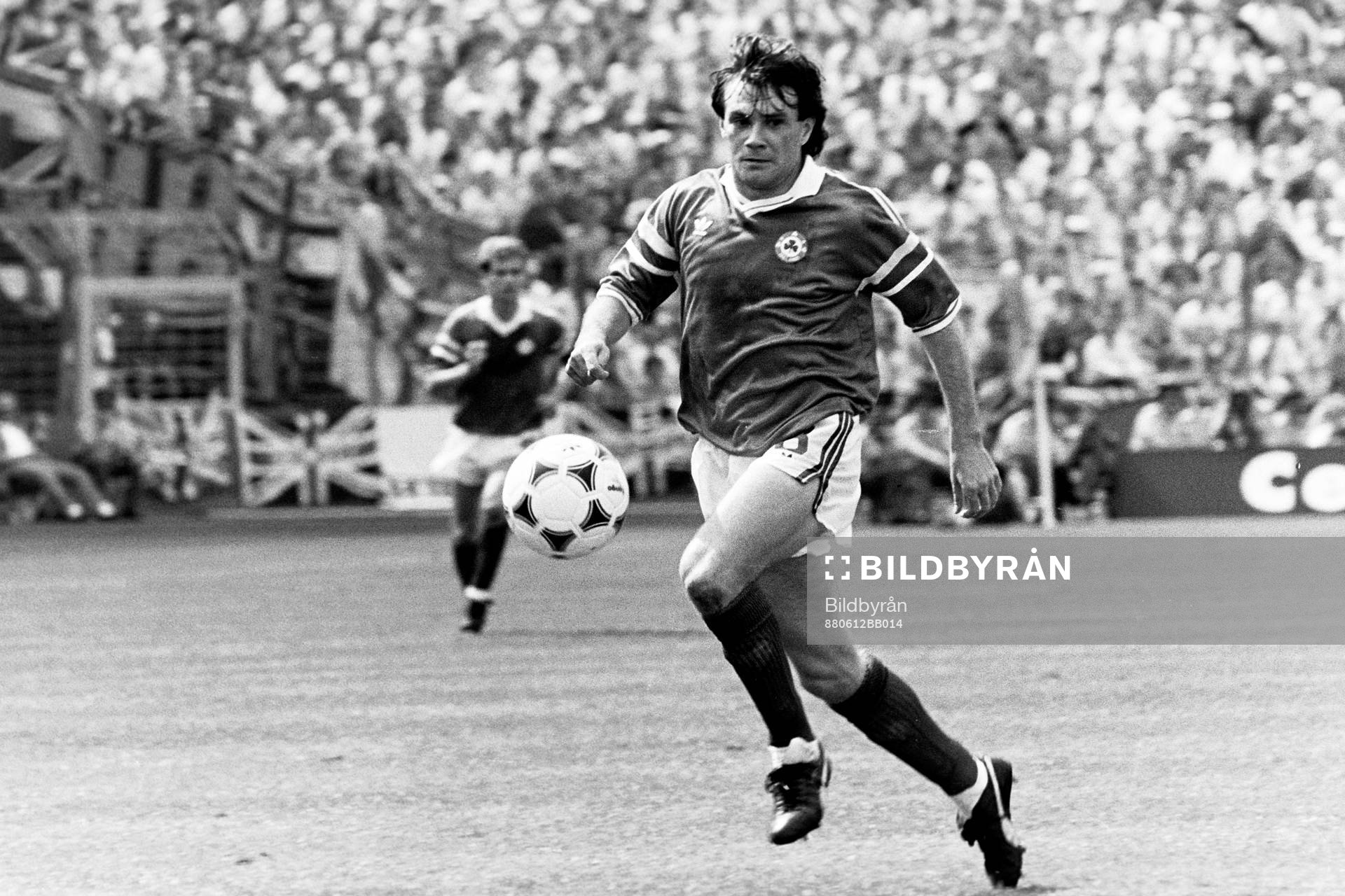 Fotboll, EM, England - Irland, 0-1: Ray Houghton, Irland med bollen.