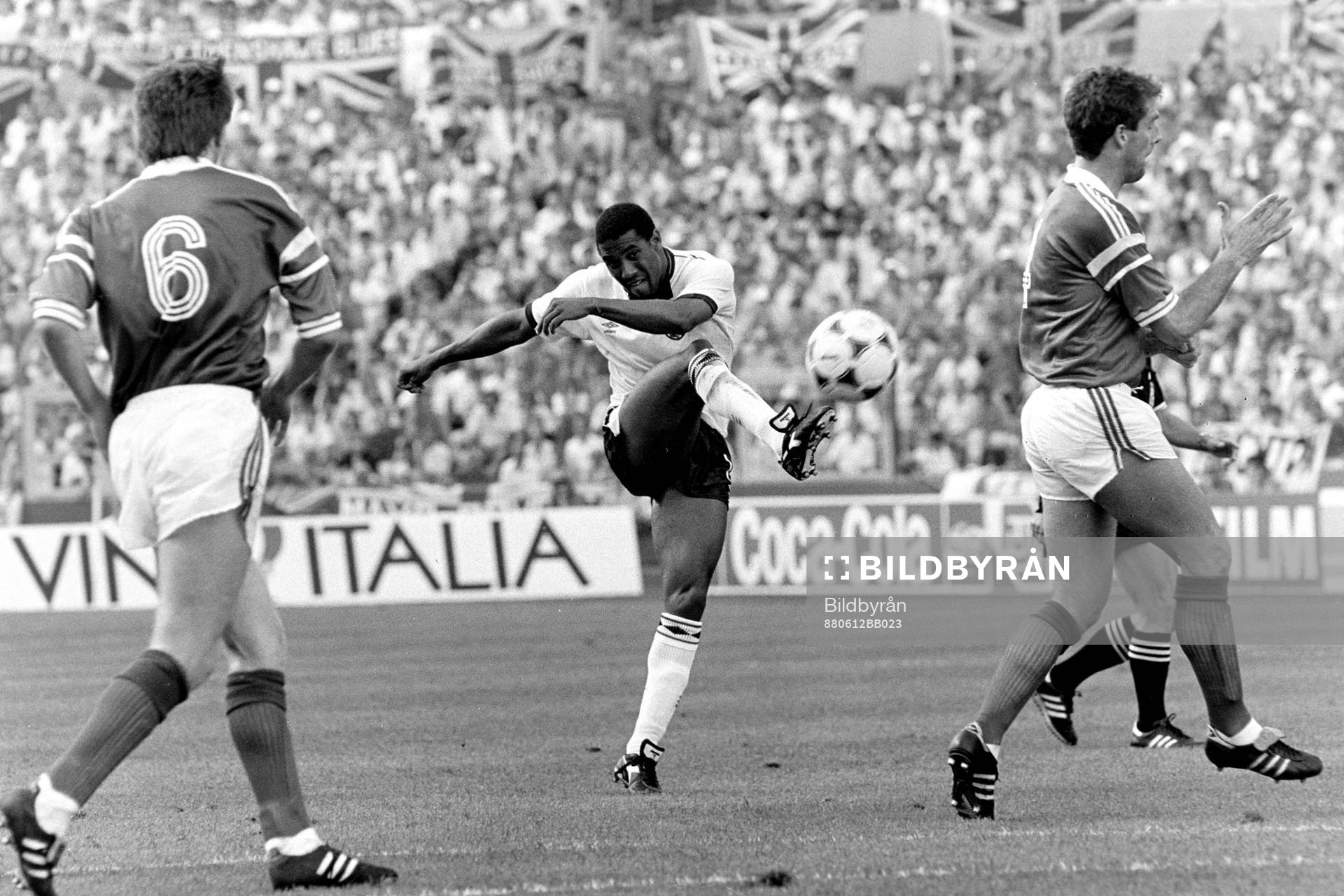 Fotboll, EM, England - Irland, 0-1: John Barnes, England i skottagen.