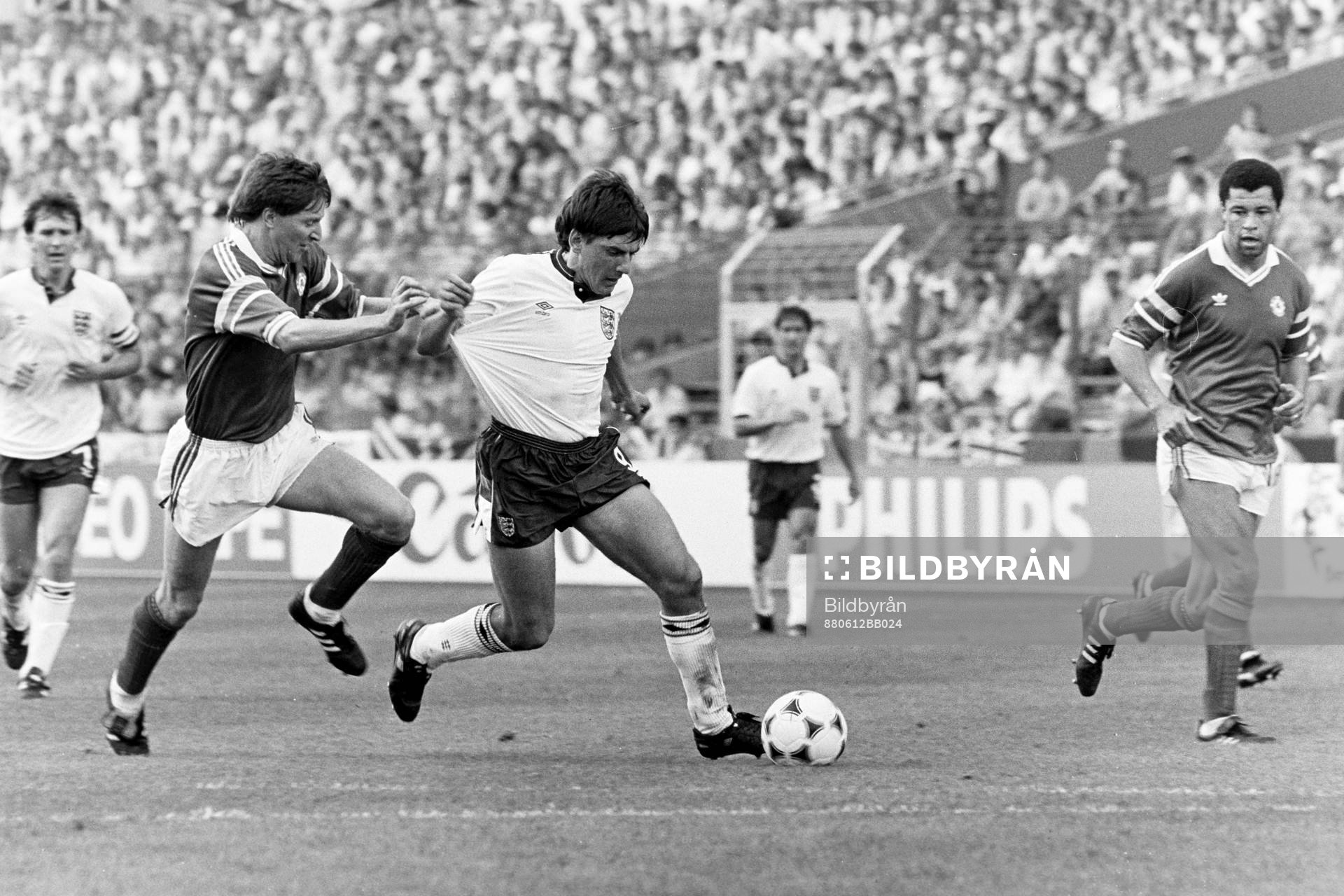 Fotboll, EM, England - Irland, 0-1: Peter Beardsley, England med bollen.