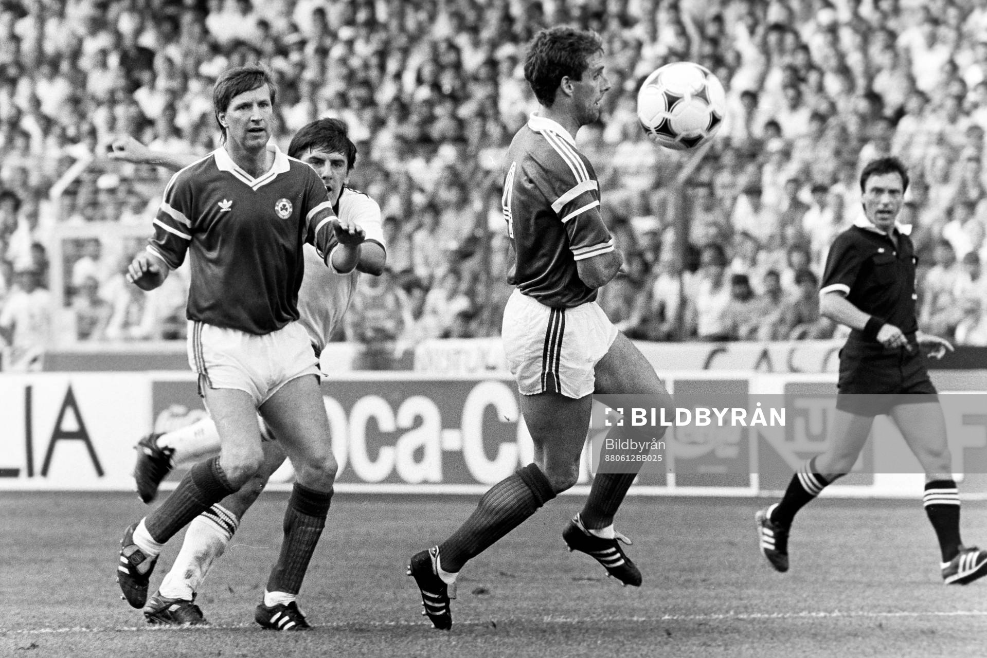 Fotboll, EM, England - Irland, 0-1: Ronnie Whelan och Mick McCarthy, Irland med bollen.
