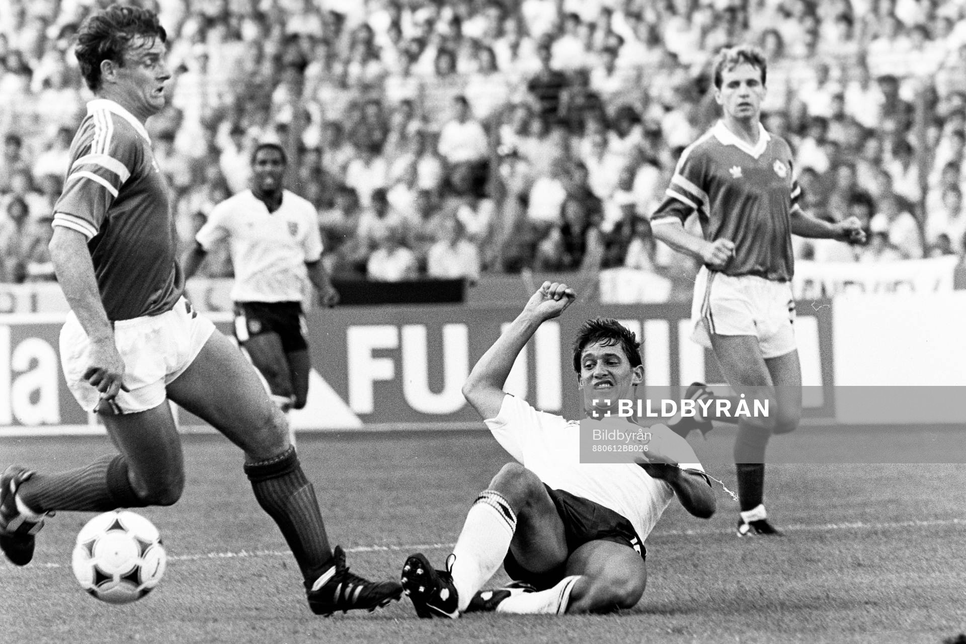 Fotboll, EM, England - Irland, 0-1: Gary Lineker,  England med en glidtackling.