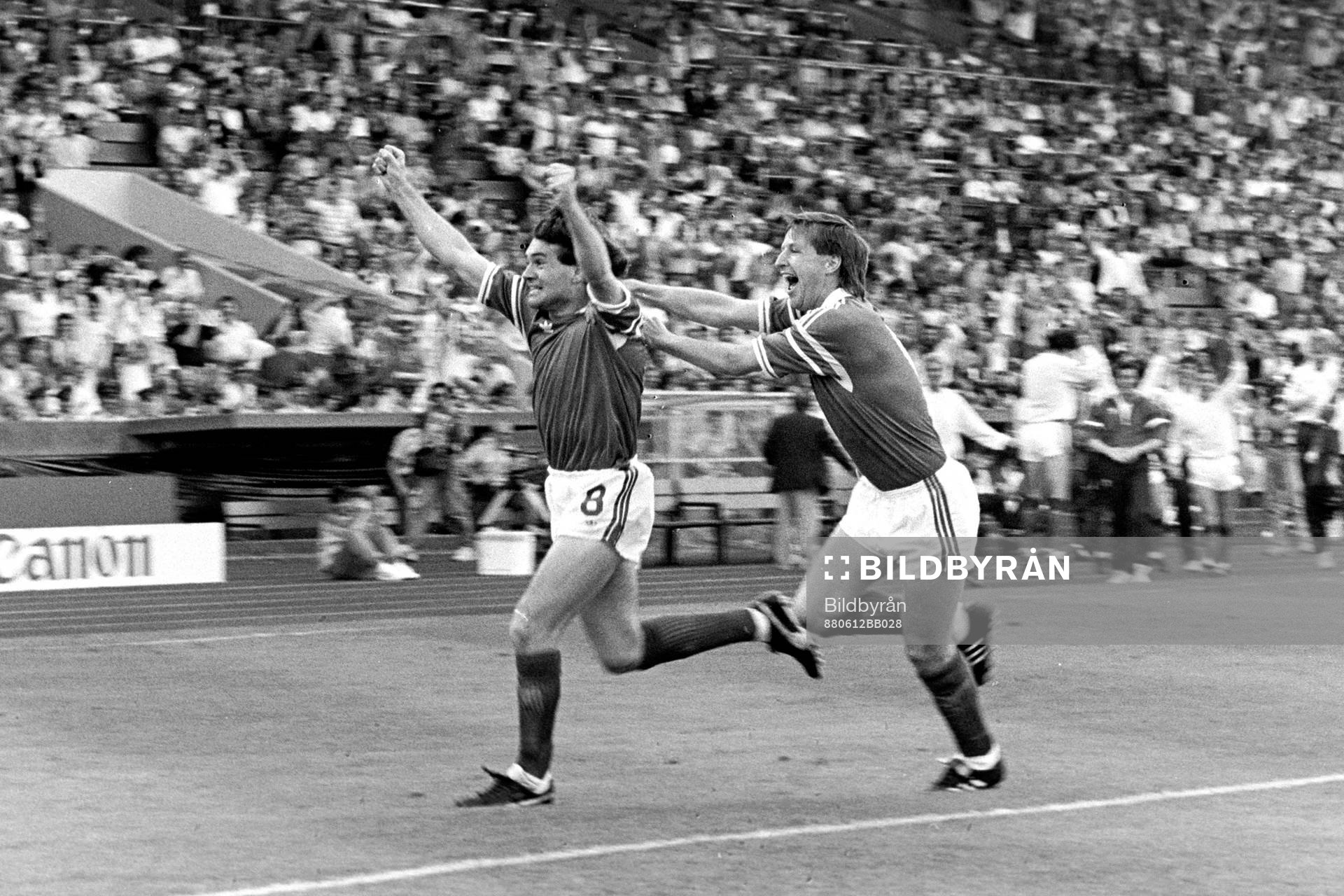 Fotboll, EM, England - Irland, 0-1: Ray Houghton och Ronnie Whelan, Irland jublar efter mål.