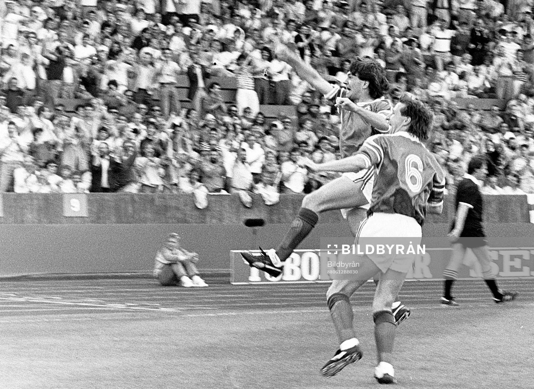 Fotboll, EM, England - Irland, 0-1: Ray Houghton och Ronnie Whelan, Irland jublar efter mål.