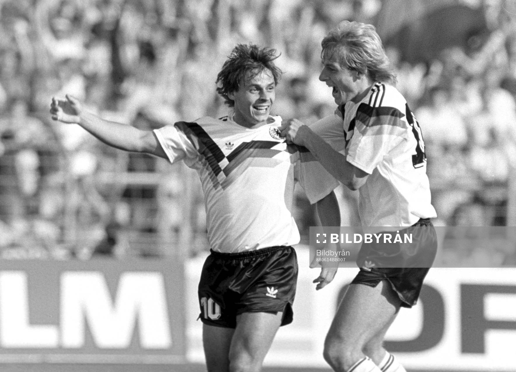 Olaf Thon och Jürgen Klinsmann, Västtyskland jublar