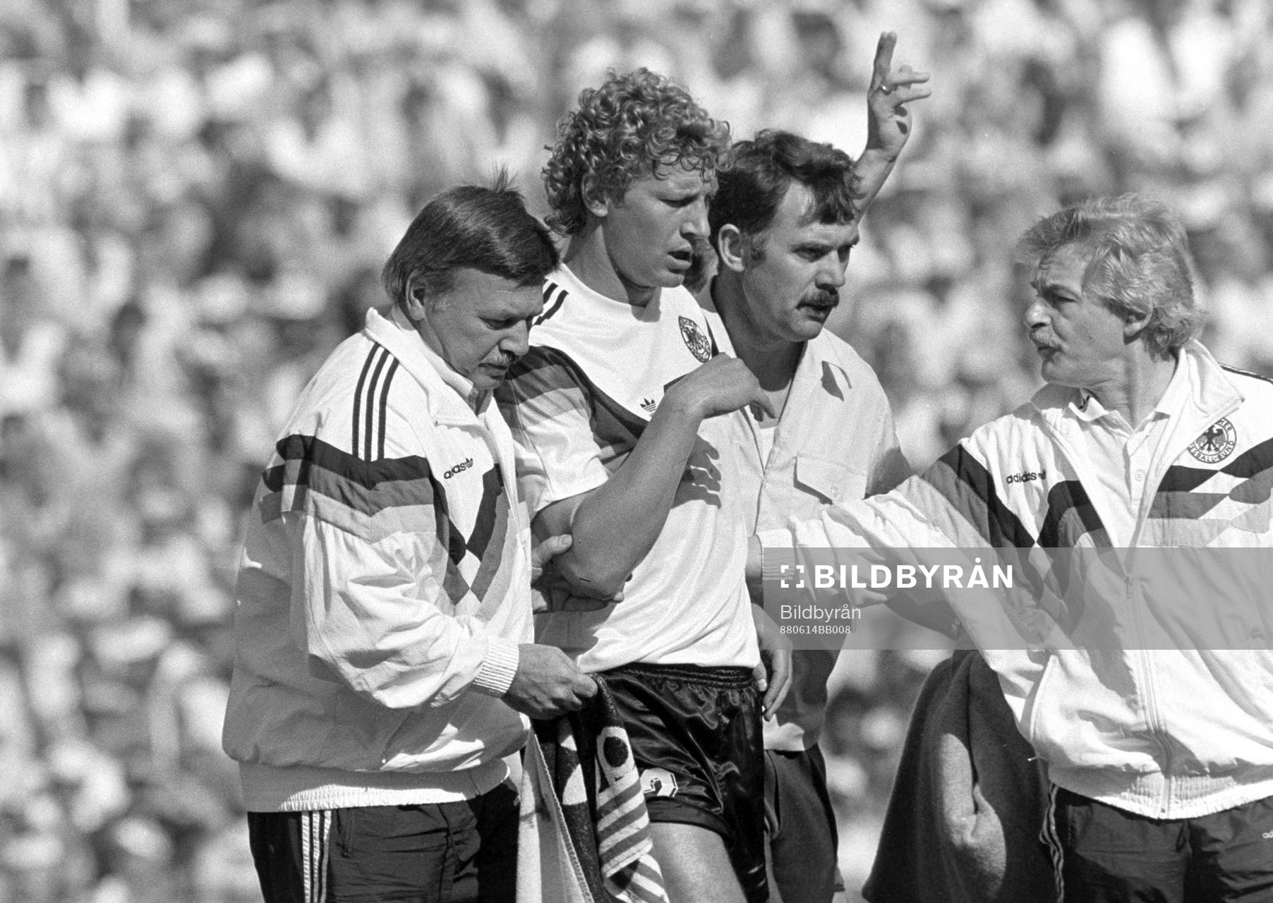 Fotboll, EM, Västtyskland - Danmark, 2-0: Guido Buchwald, Västtyskland har skadat sig och får hjälp.