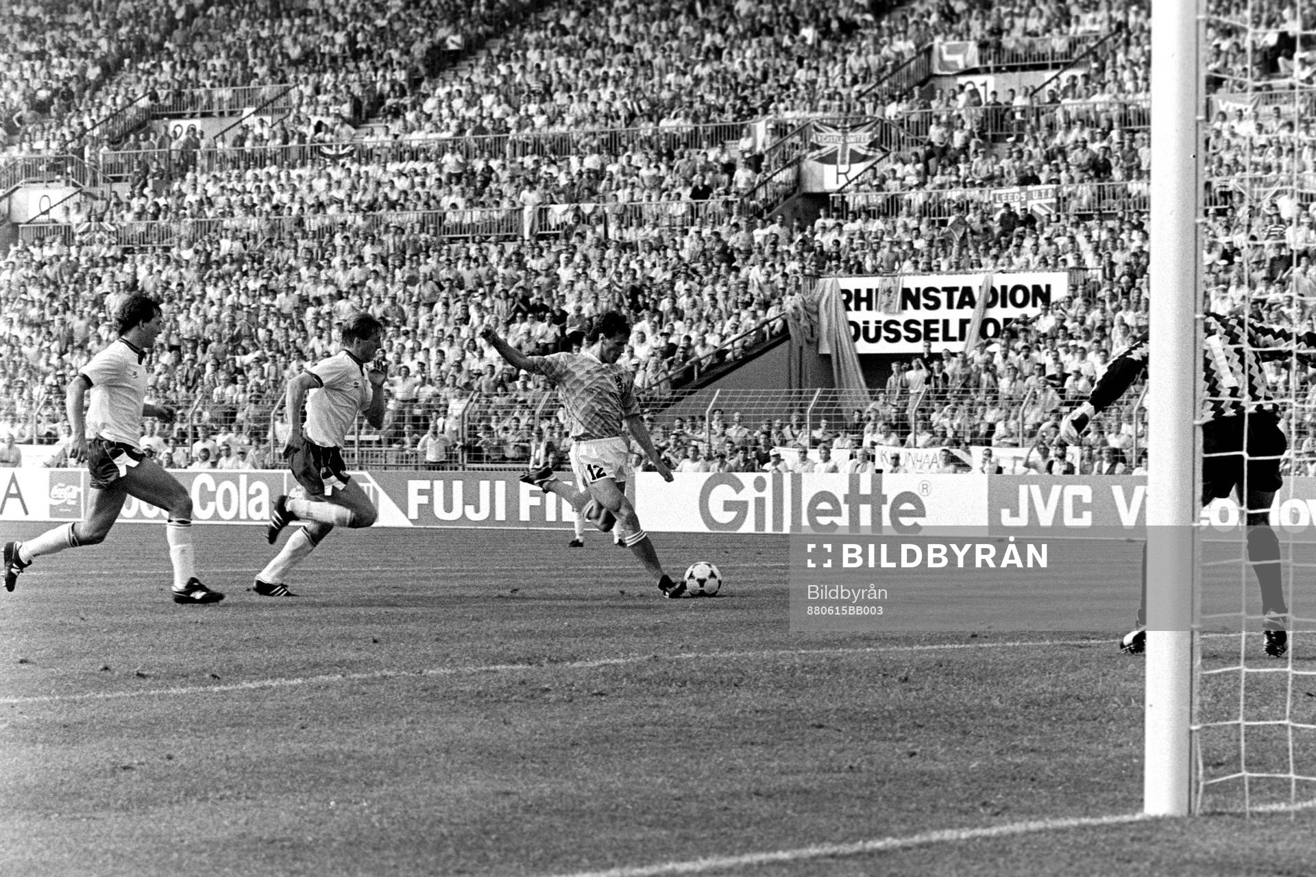 Marco Van Basten, Holland gör mål på englands målvakt