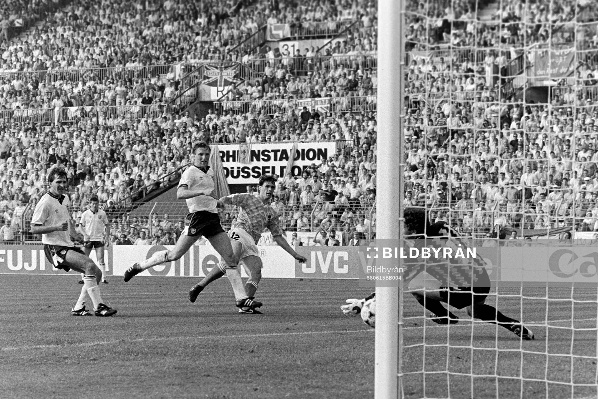 Marco Van Basten, Holland gör mål på englands målvakt