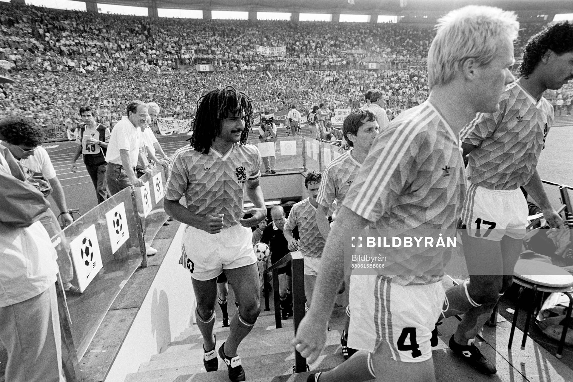 Fotboll, EM, England - Holland, 1-3: Ruud Gullit, Ronald Koeman och Frank Rijkaard, Holland på väg in på planen.