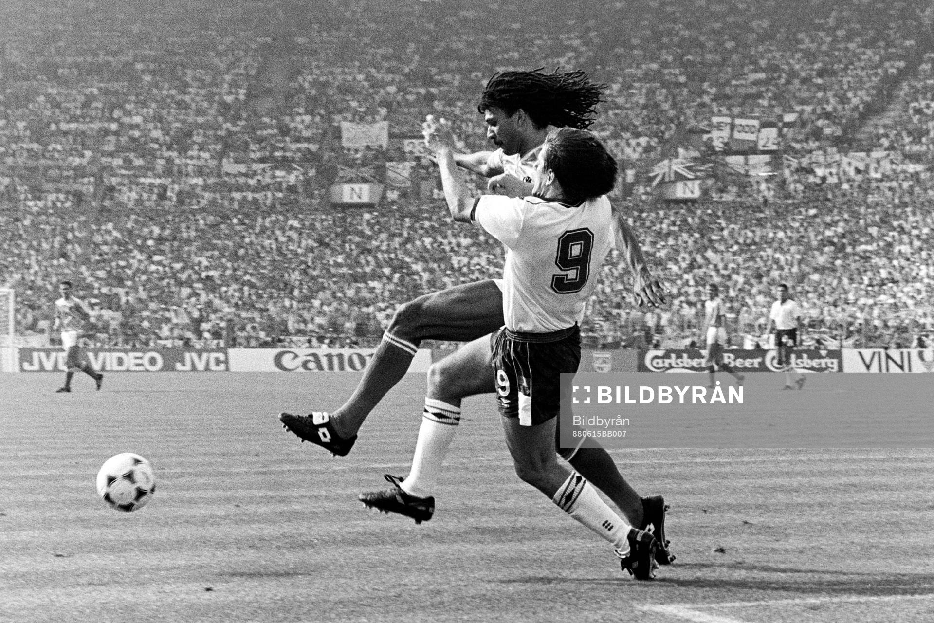 Fotboll, EM, England - Holland, 1-3: Ruud Gullit, Holland i kamp med Peter Beardsley, England