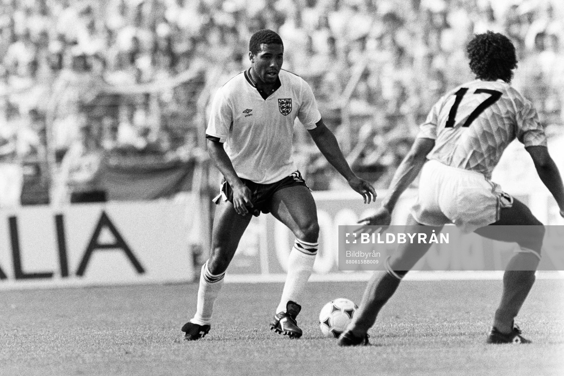 Fotboll, EM, England - Holland, 1-3: John Barnes, England med bollen.