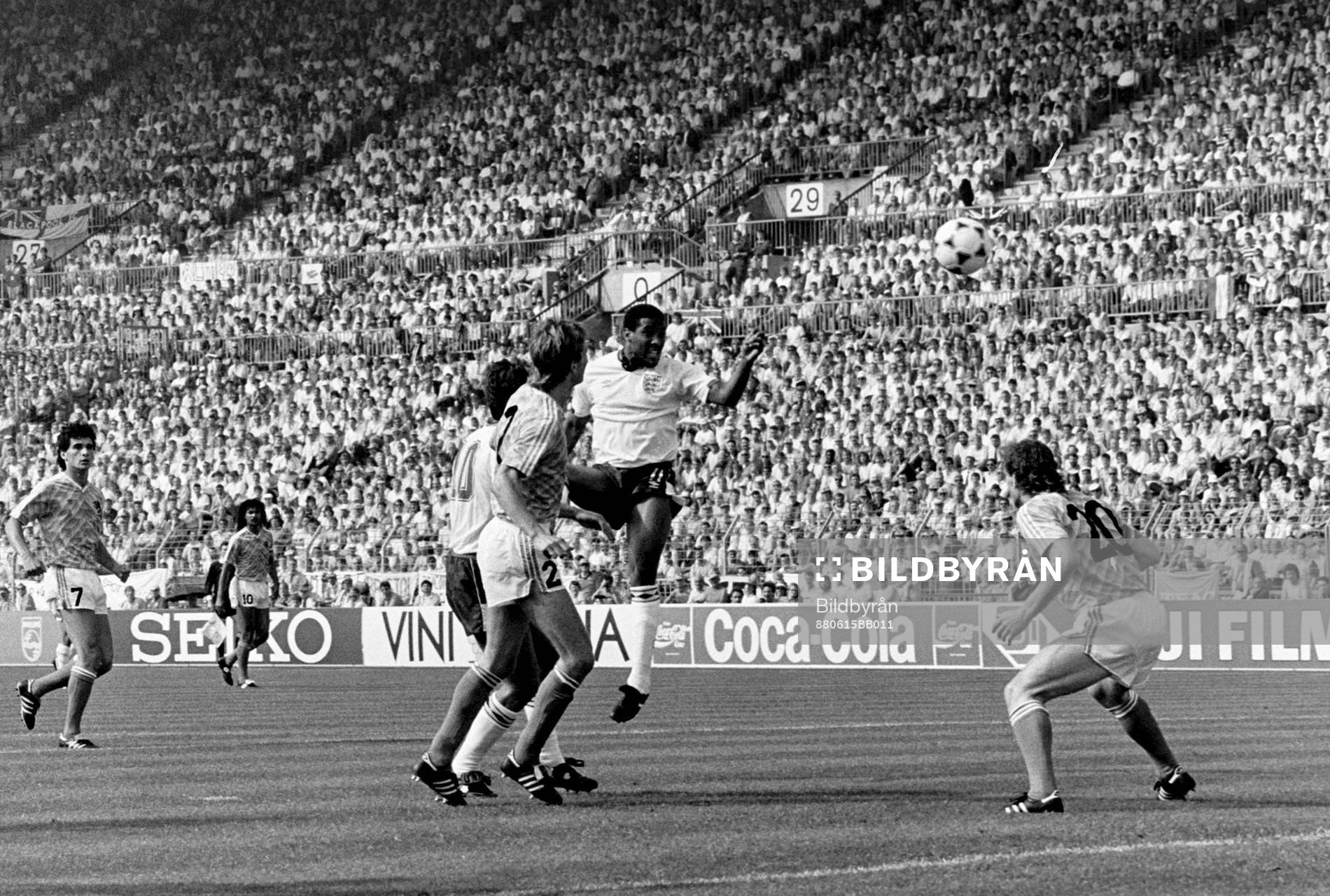 Fotboll, EM, England - Holland, 1-3: Englands John Barnes i en luftduell.