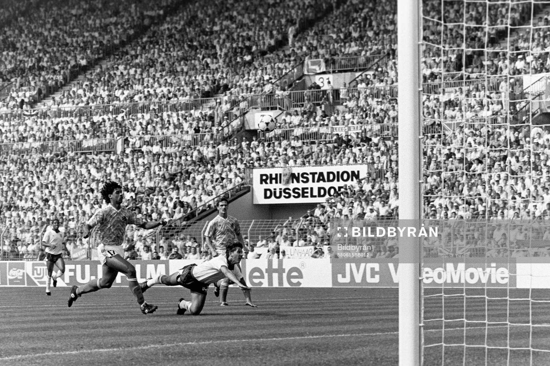 Fotboll, EM, England - Holland, 1-3: Frank Rijkaard, Holland oroar det engelska försvaret.