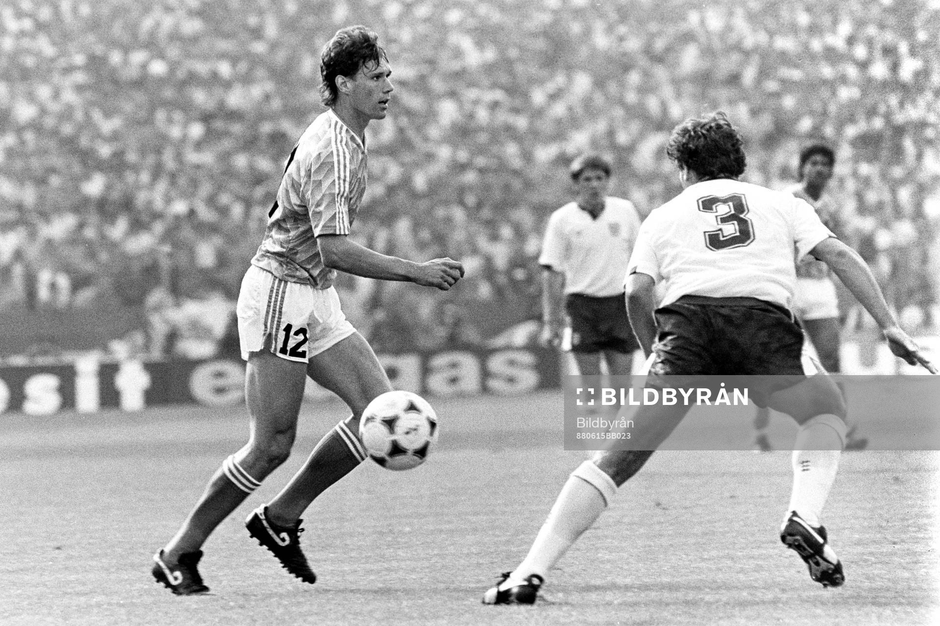 Fotboll, EM, England - Holland, 1-3: Marco Van Basten, Holland med bollen.