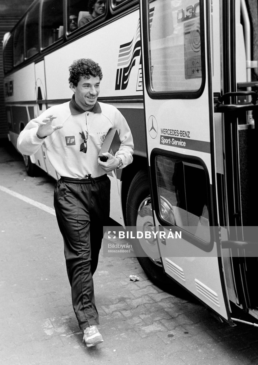 Gianluca Vialli, Italien vid spelarbussen