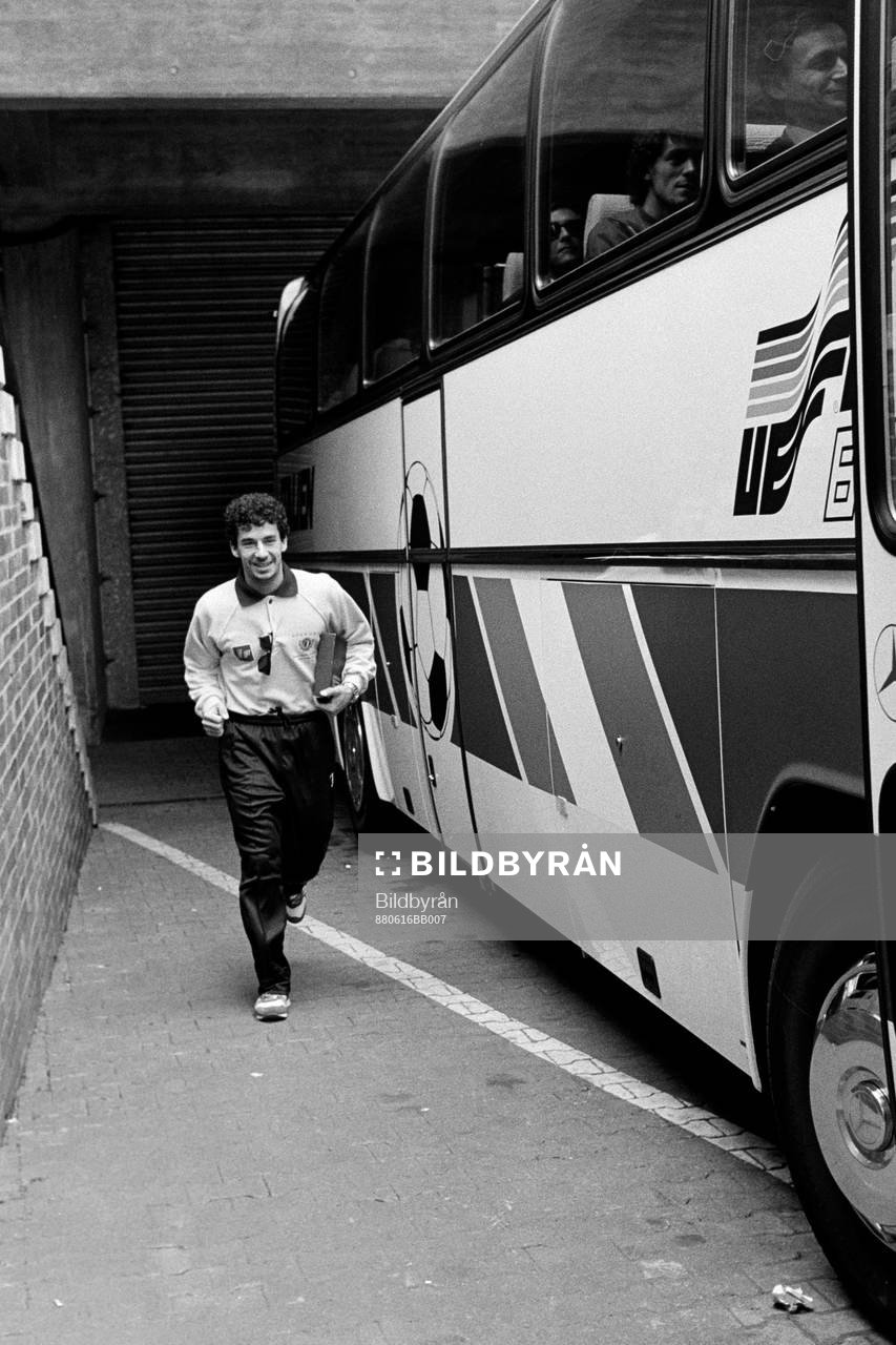 Gianluca Vialli, Italien vid spelarbussen