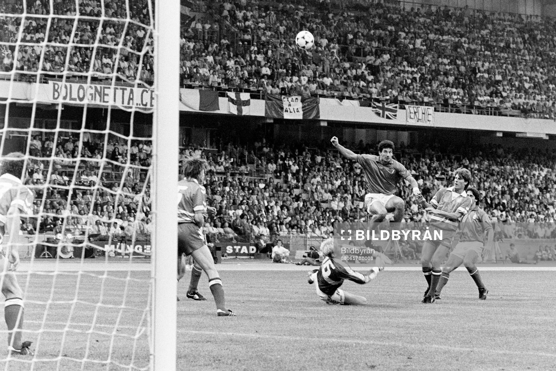 Fotboll, EM, Italien - Danmark, 2-0: Gianluca Vialli, Italien framför danmarks målvakt Peter Schmeichel.