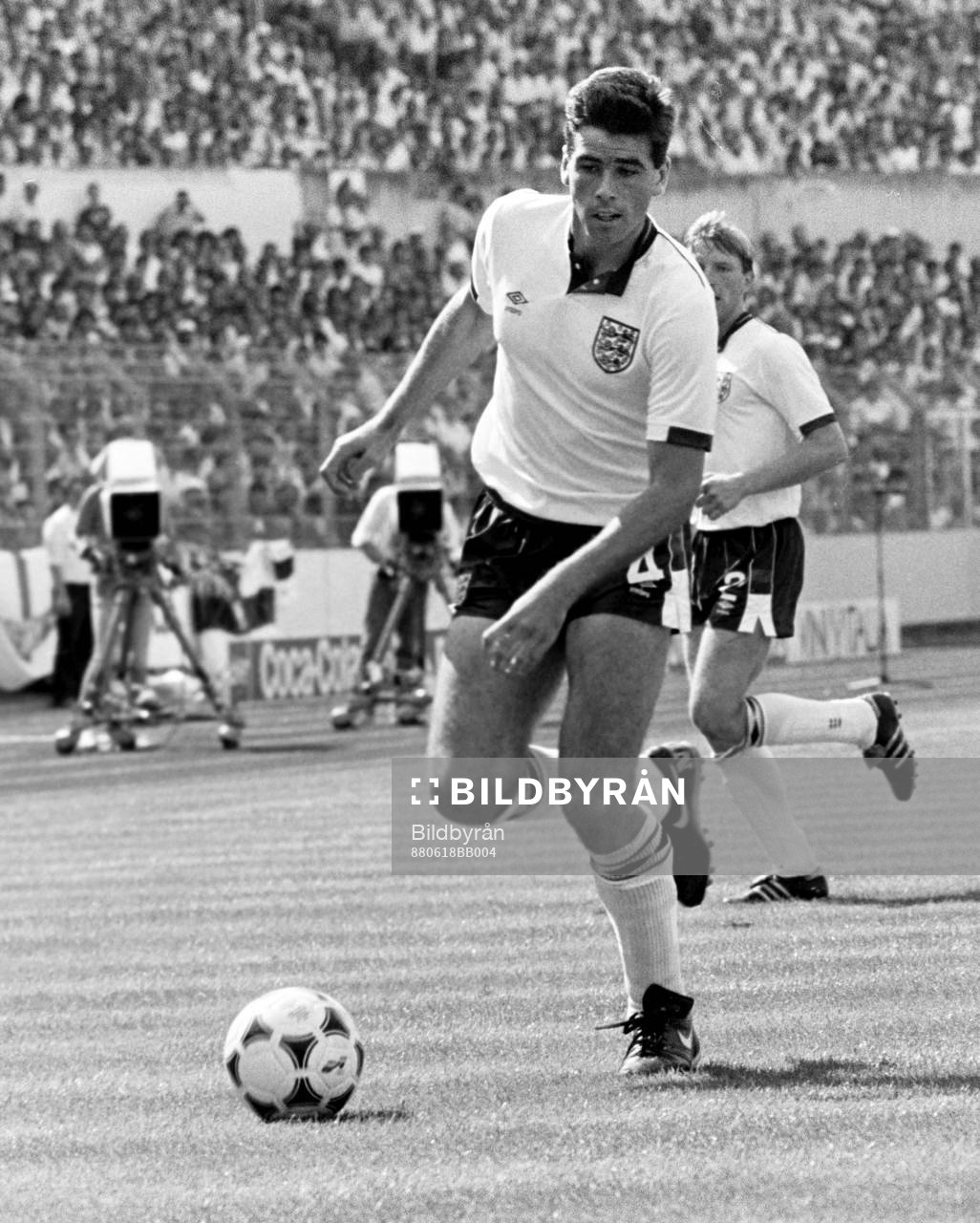 Neil Webb, England med bollen