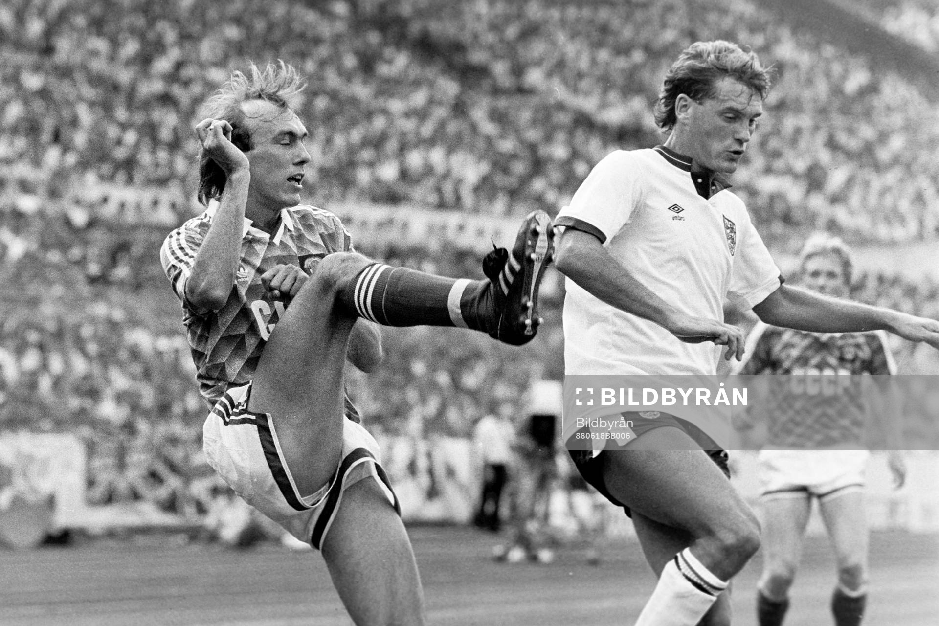 Glenn Hoddle, England till höger