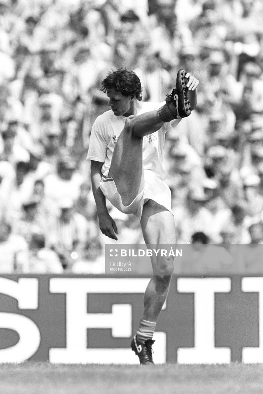 Fotboll, EM, Holland - Irland, 1-0: Marco van Basten, Holland.