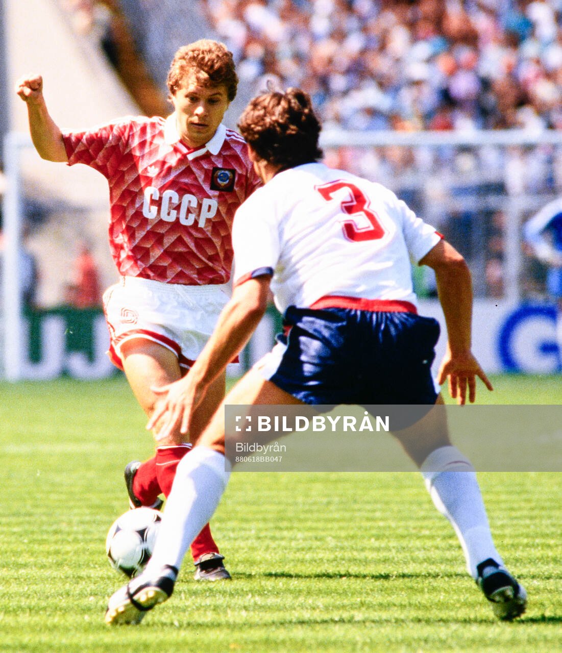 Aleksandr Zavarov of Soviet Union against Kenny Sansom of