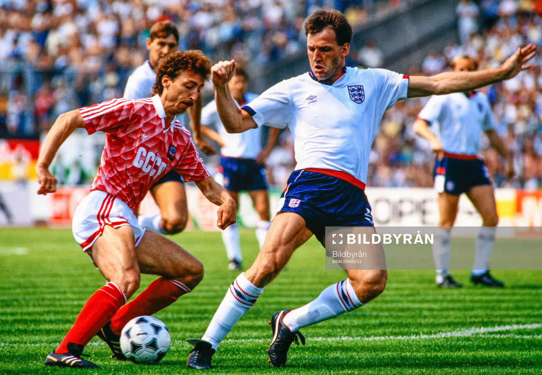 Sergey Aleynikov of Soviet Union (L) against Englands Dave