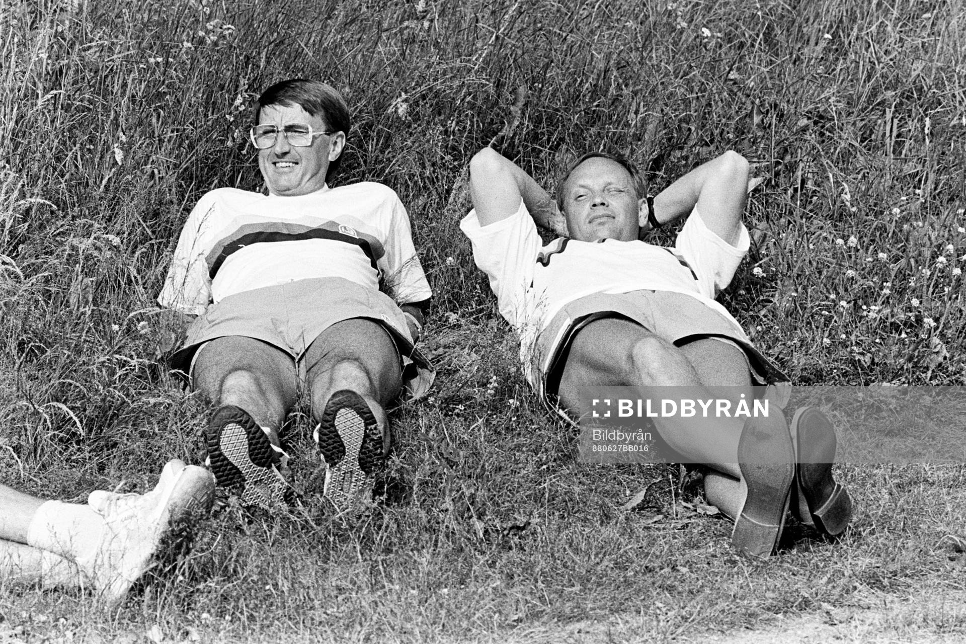 Curt Lindström och Tommy Sandlin kopplar av i gräset
