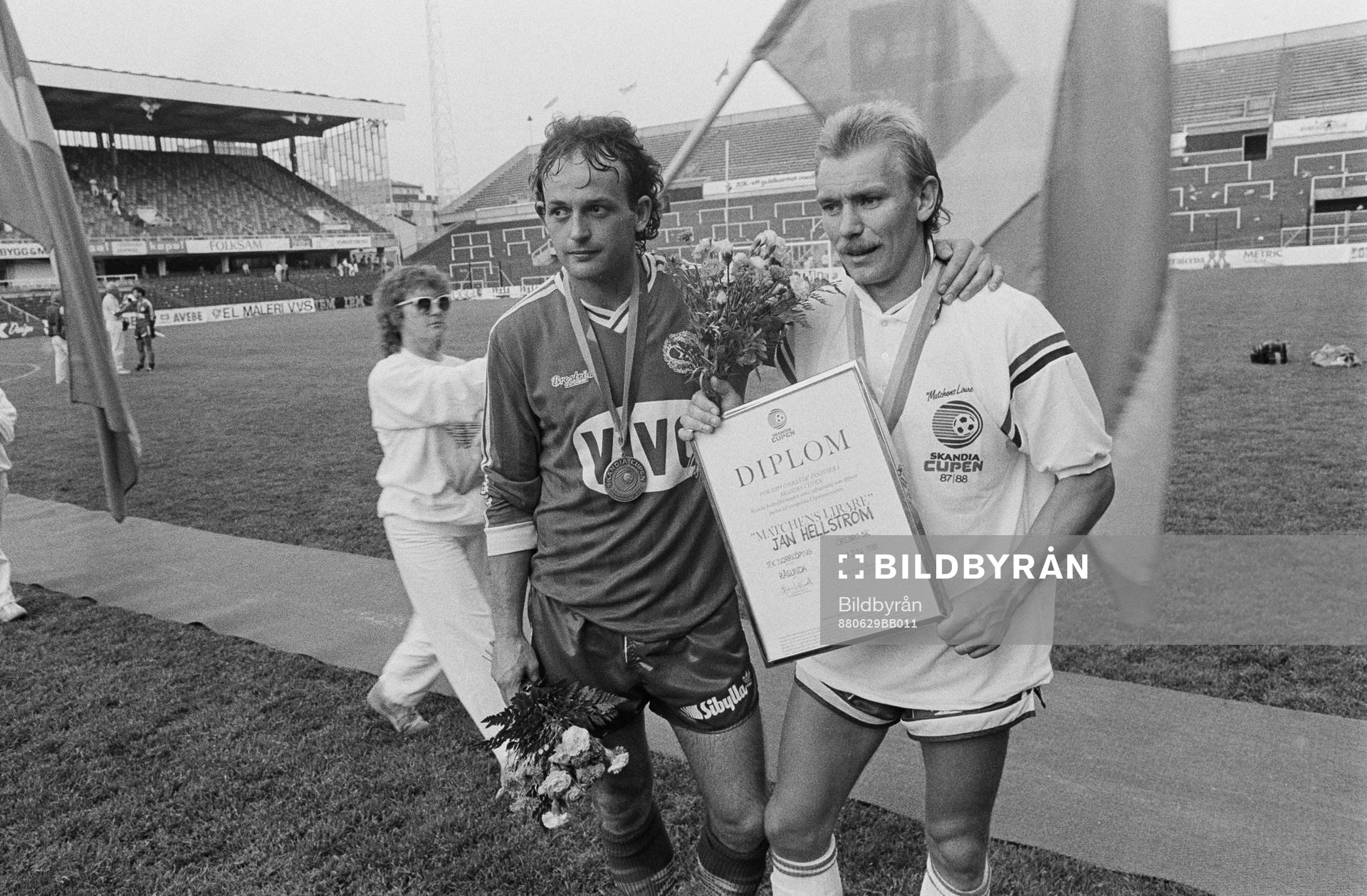  Paul McKinnon, Örebro och matchens lirare Janne Hellström, Norrköping.